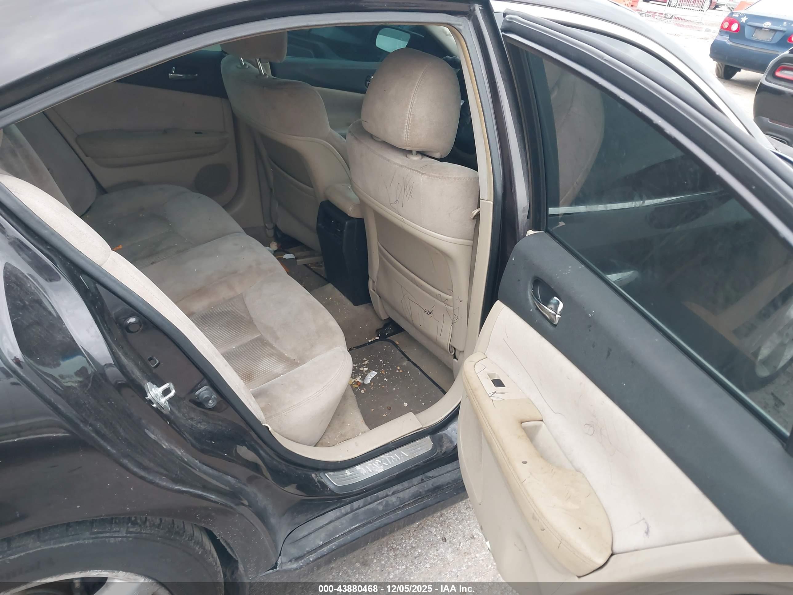 NISSAN MAXIMA image 8
