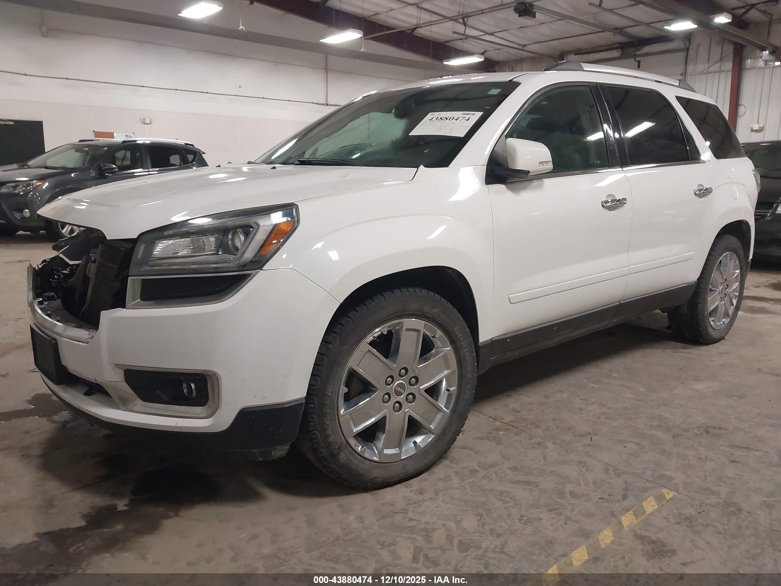 GMC ACADIA image 2