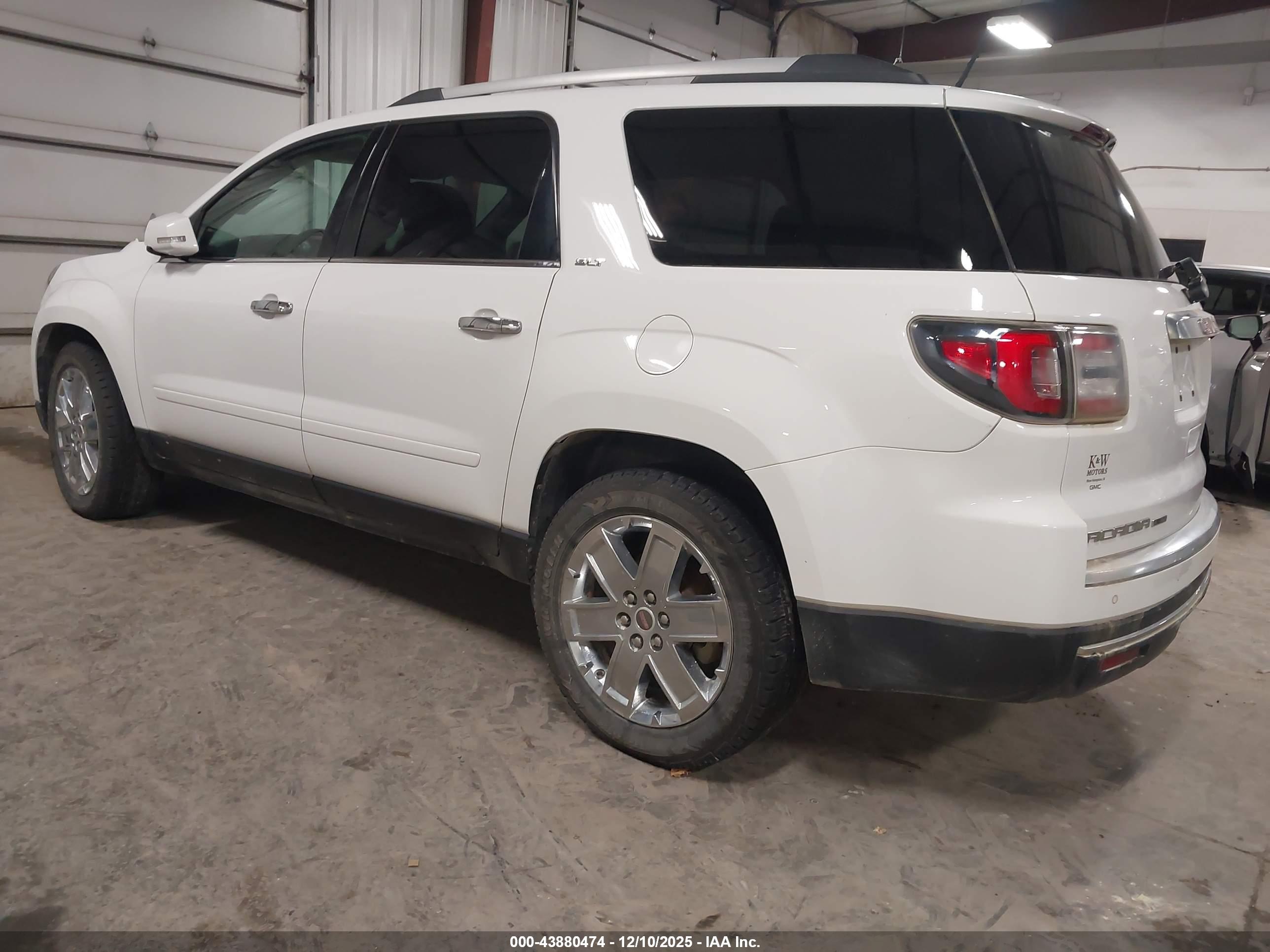 GMC ACADIA image 3