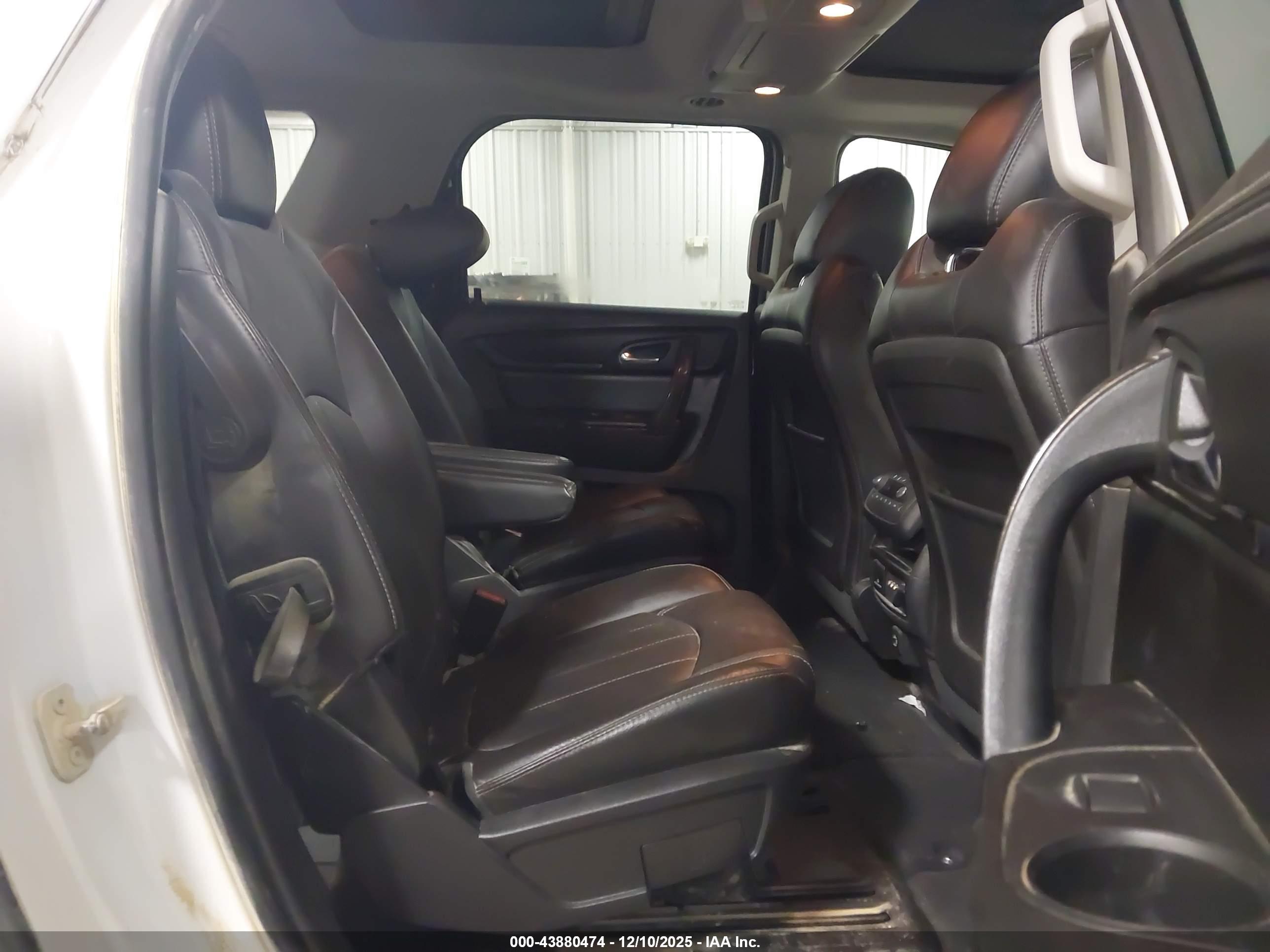 GMC ACADIA image 8