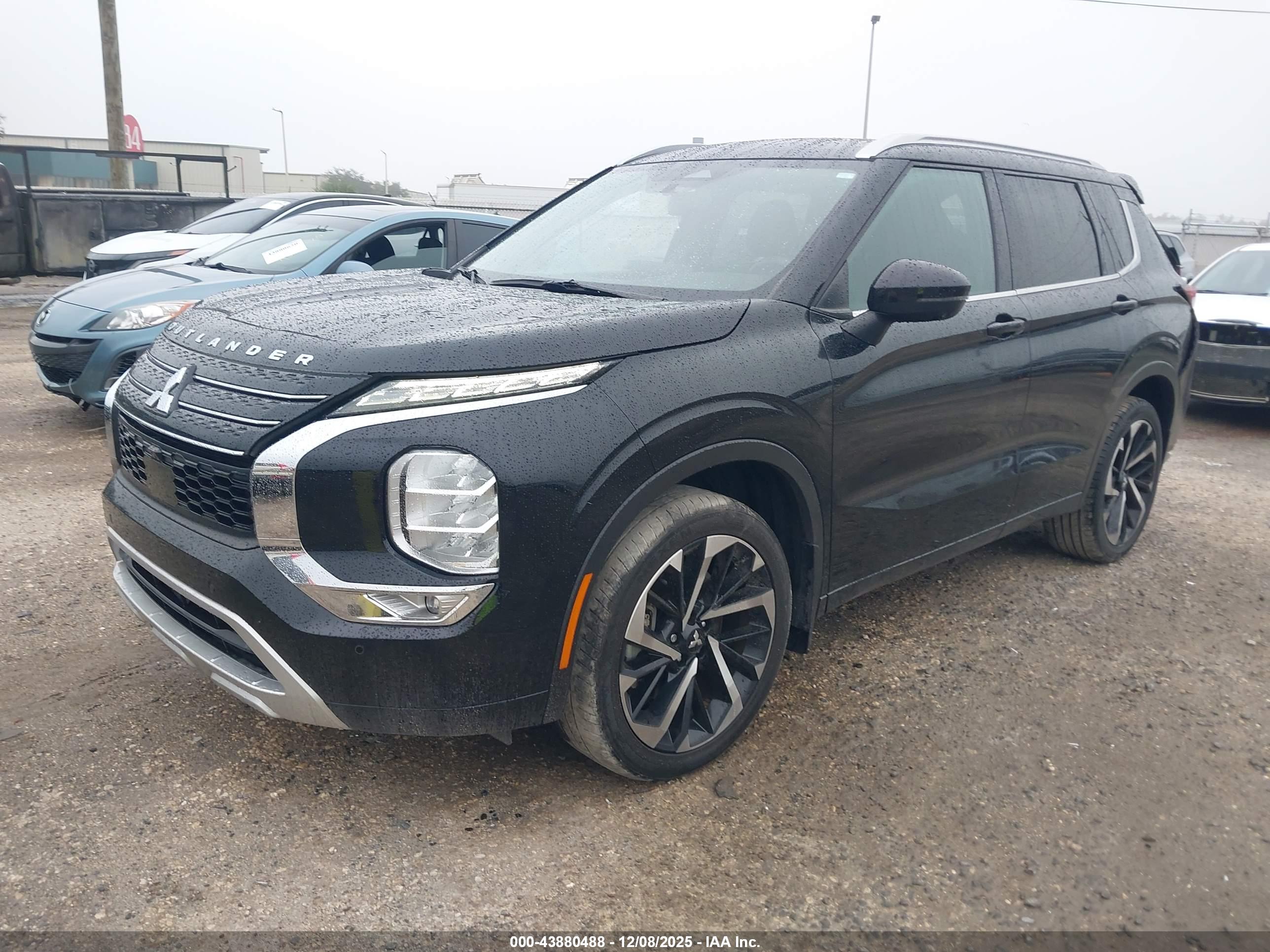 MITSUBISHI OUTLANDER image 2