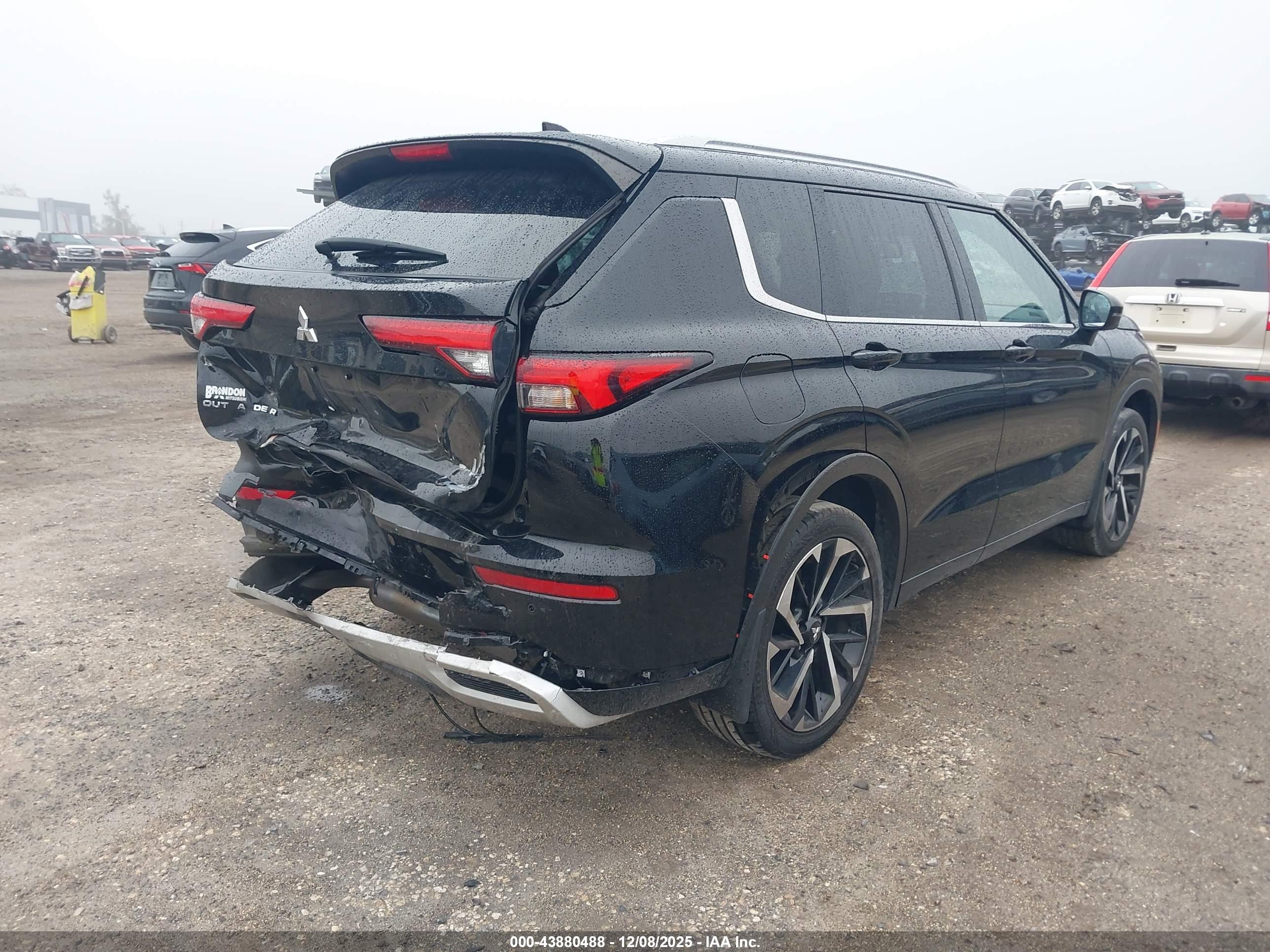 MITSUBISHI OUTLANDER image 4