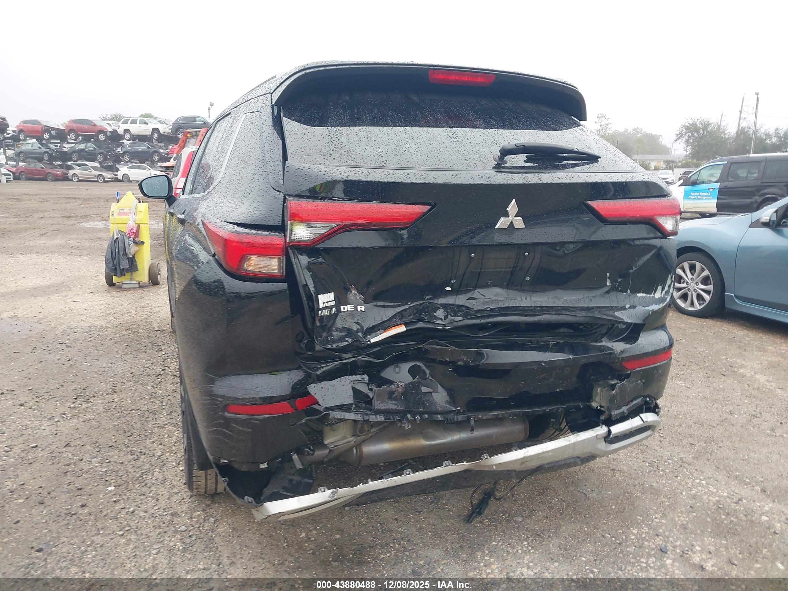 MITSUBISHI OUTLANDER image 6