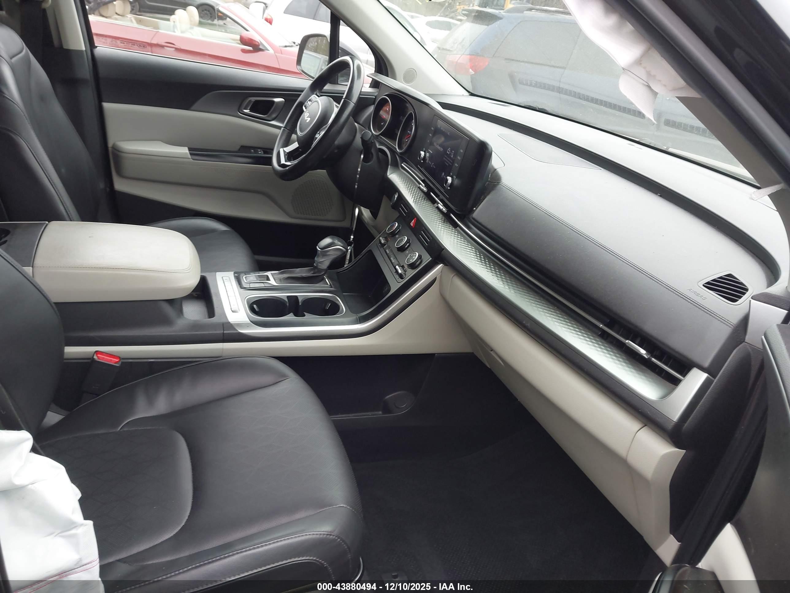 KIA CARNIVAL image 5