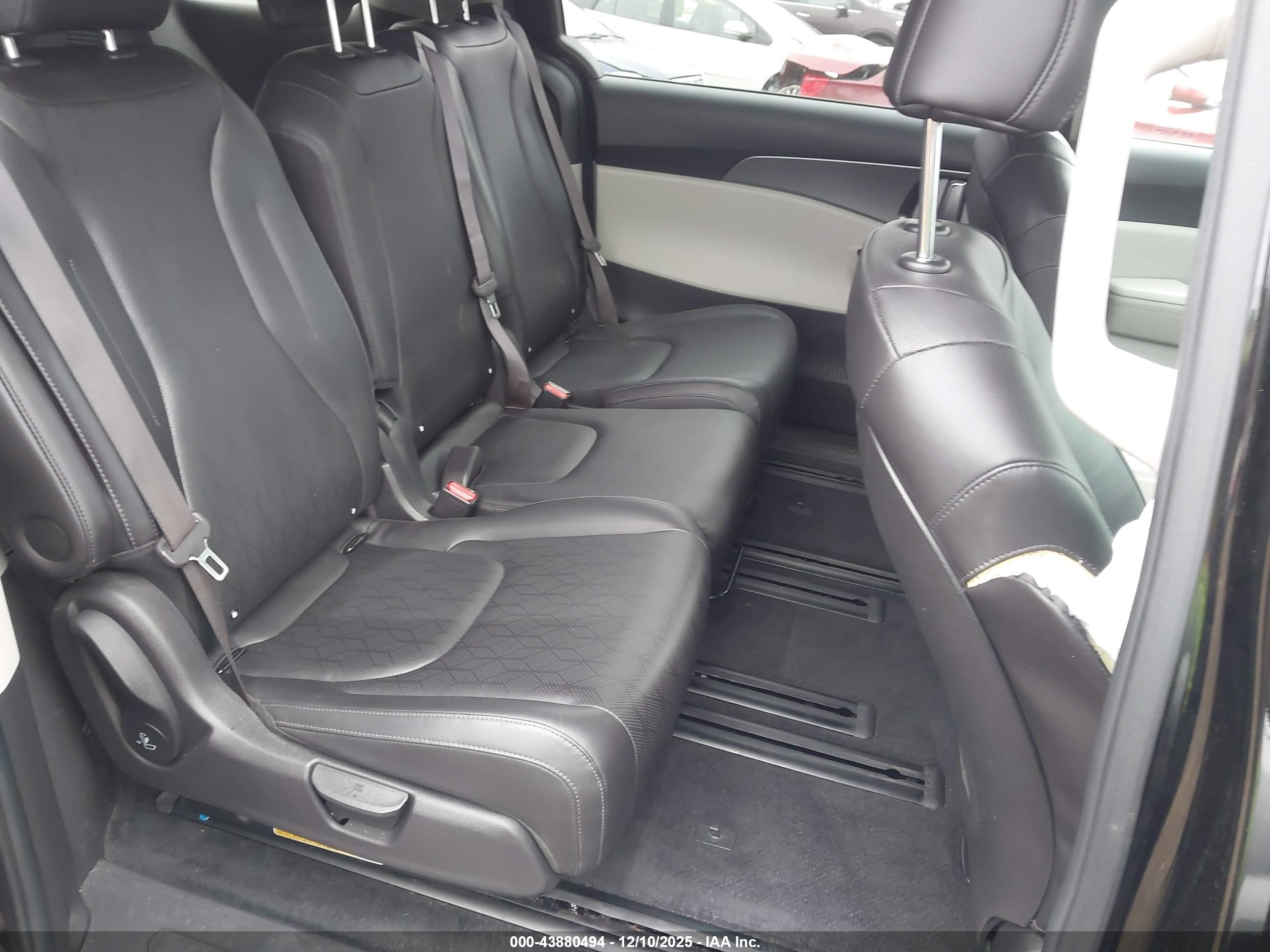 KIA CARNIVAL image 8