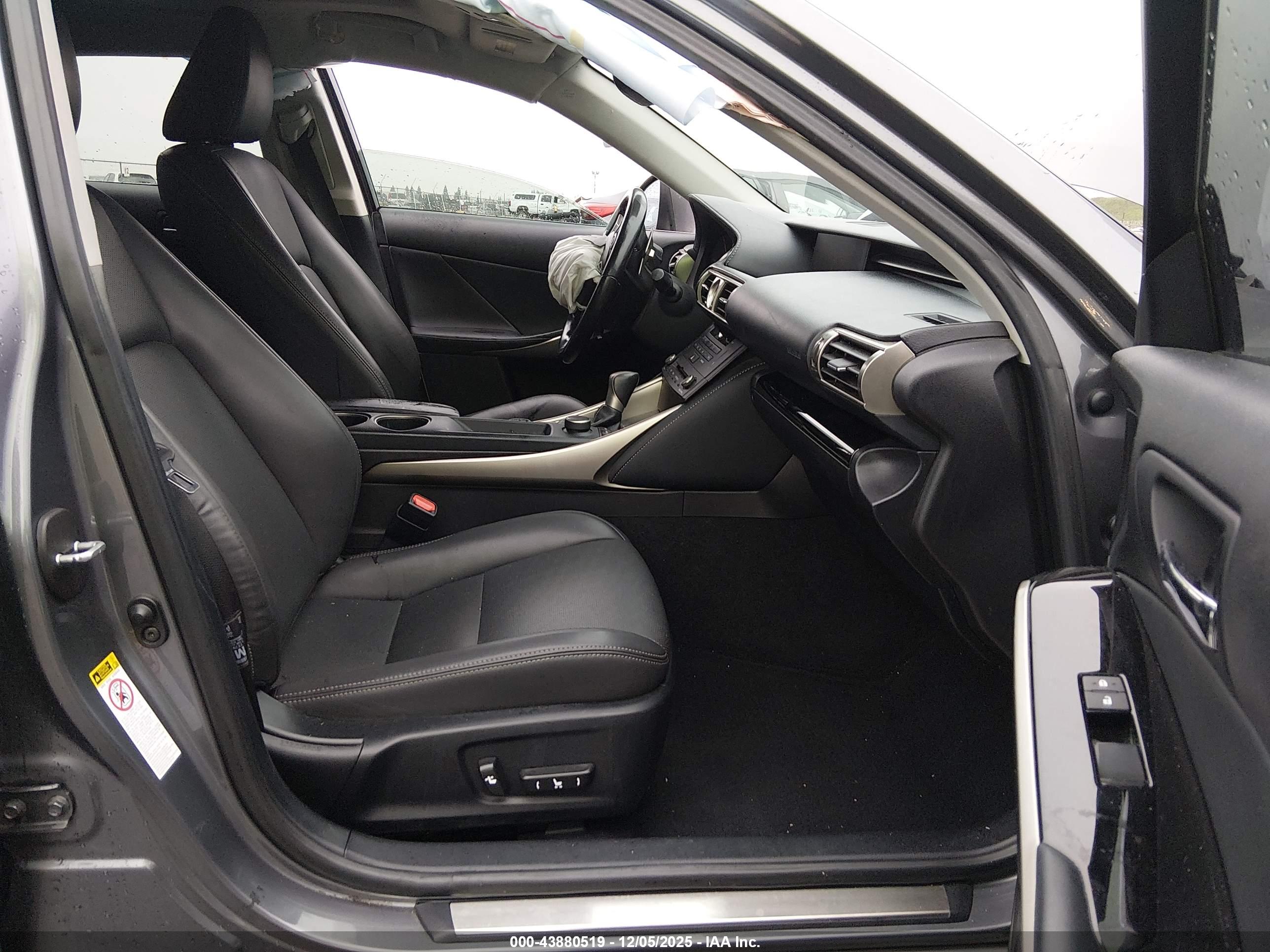 LEXUS IS image 5