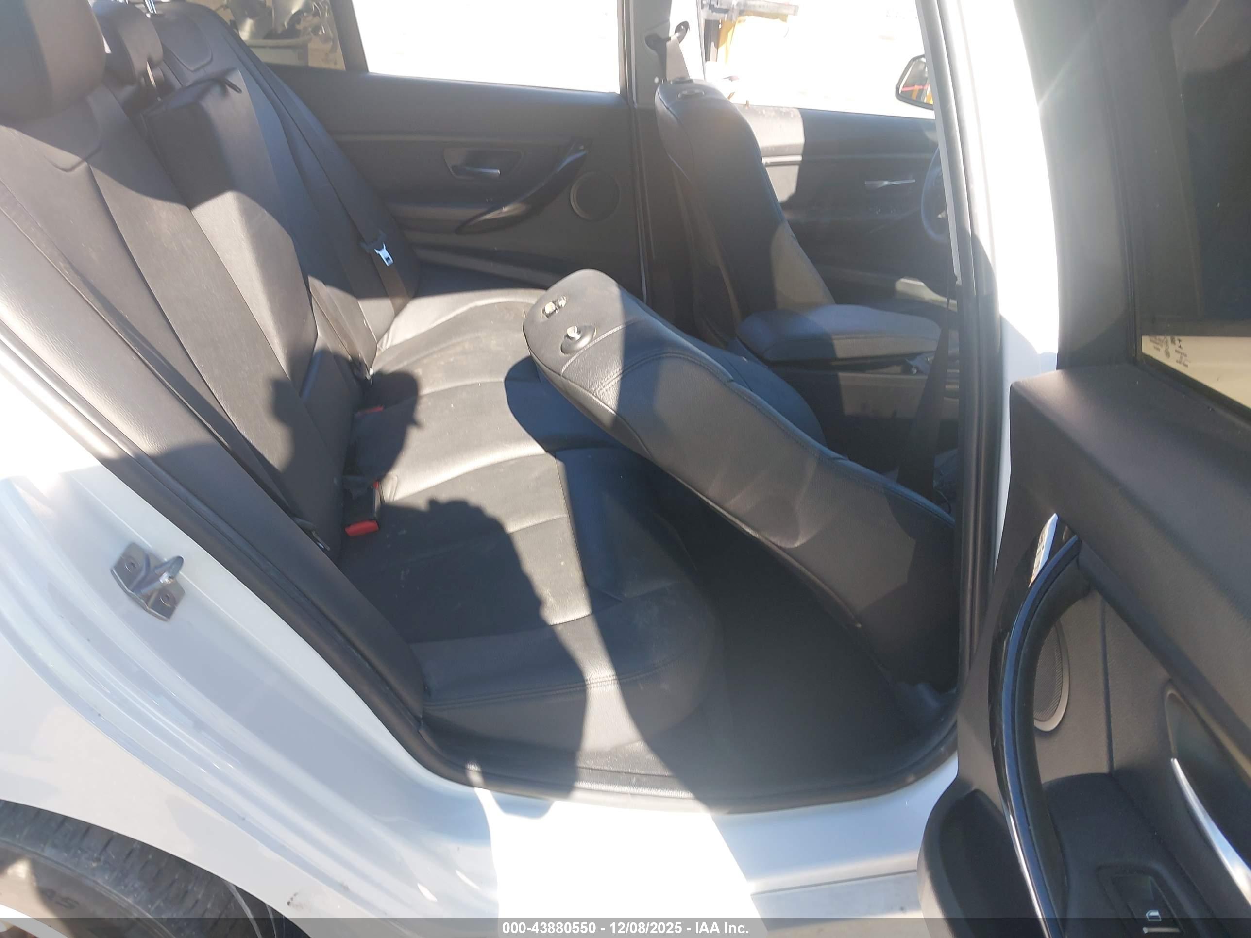 BMW 320I image 8