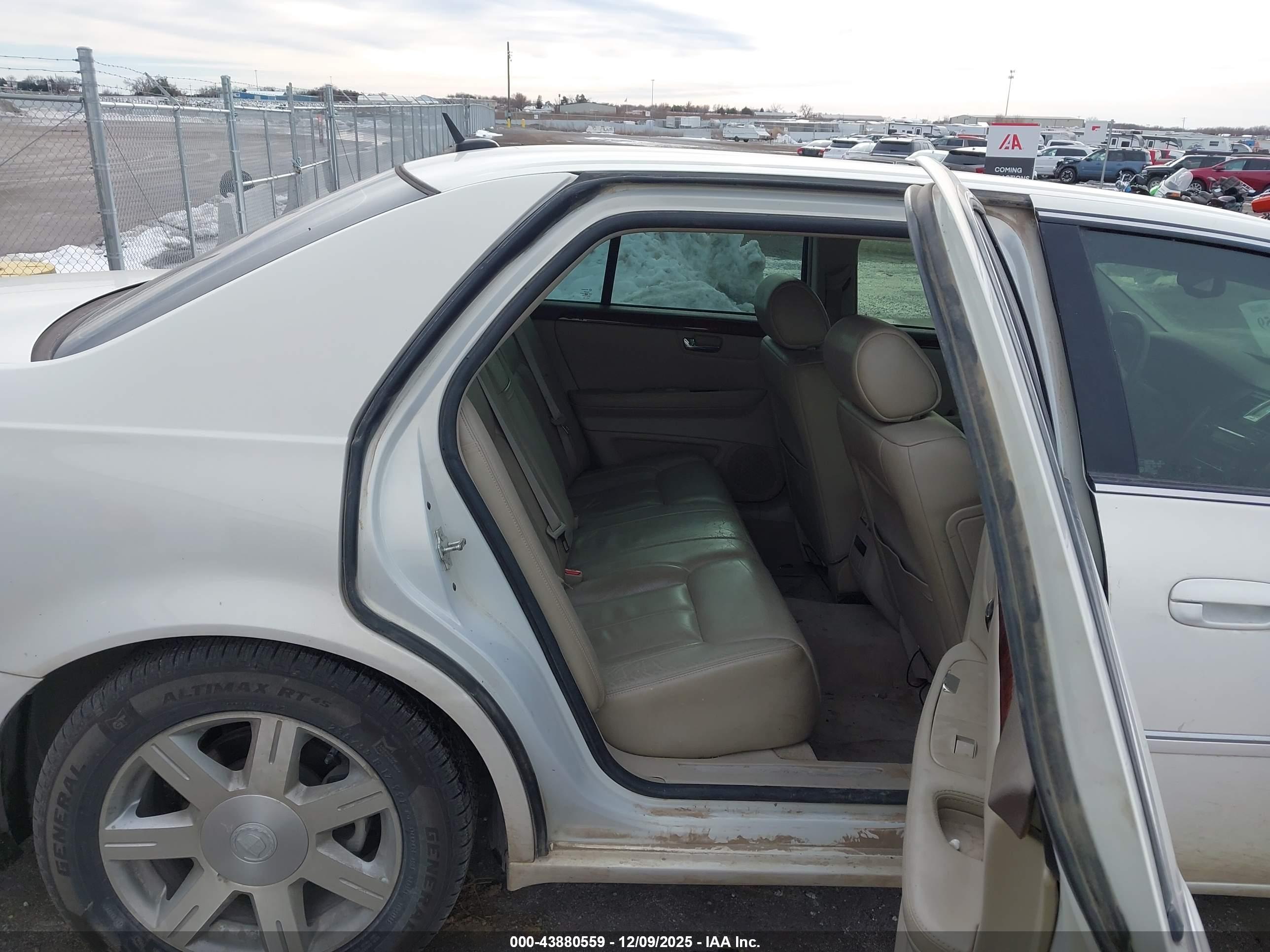 CADILLAC DTS image 8