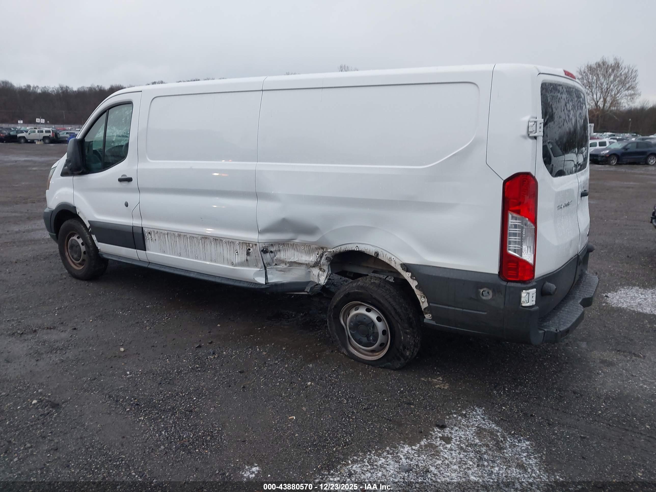 FORD TRANSIT-150 image 3