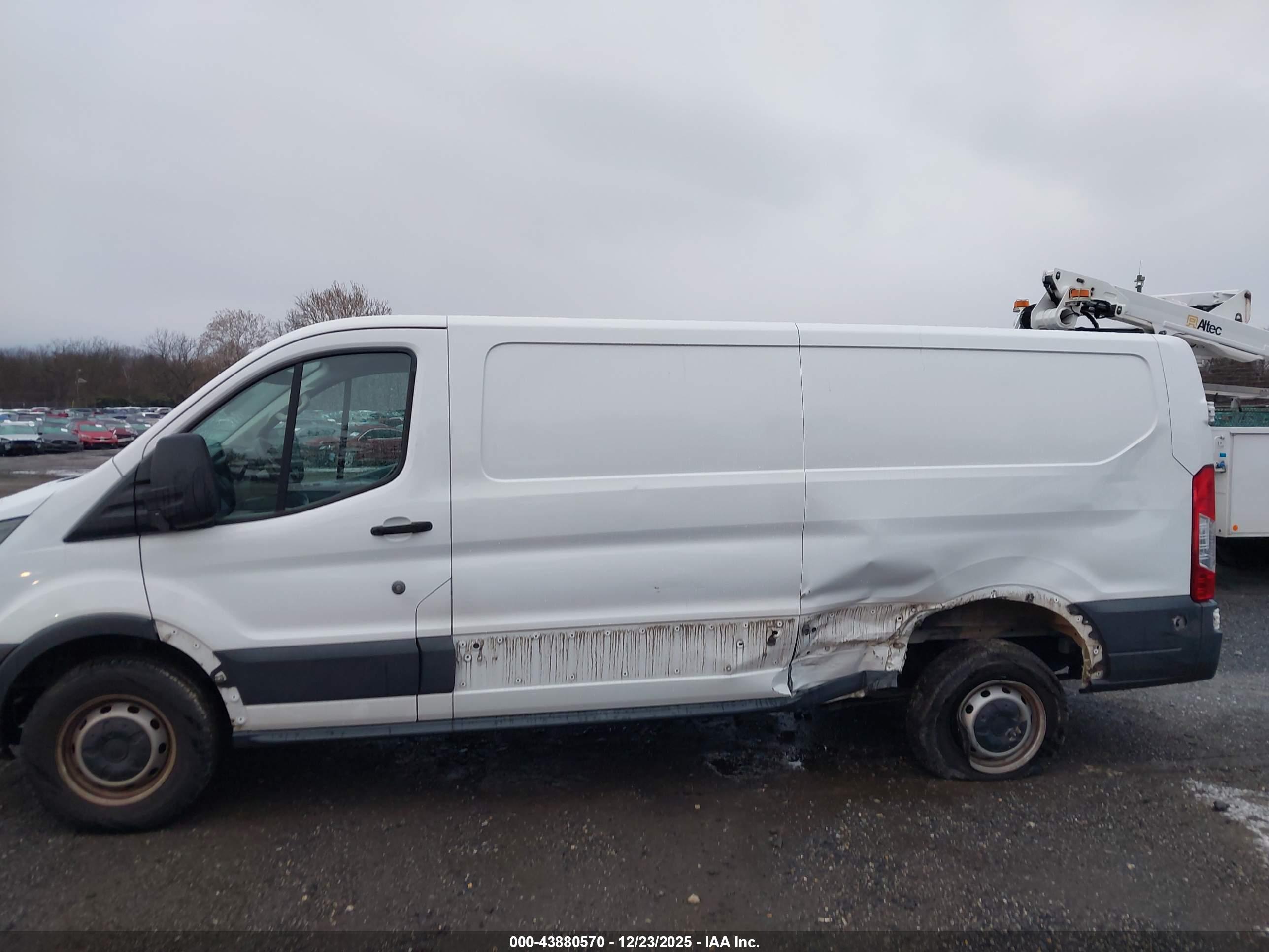 FORD TRANSIT-150 image 6