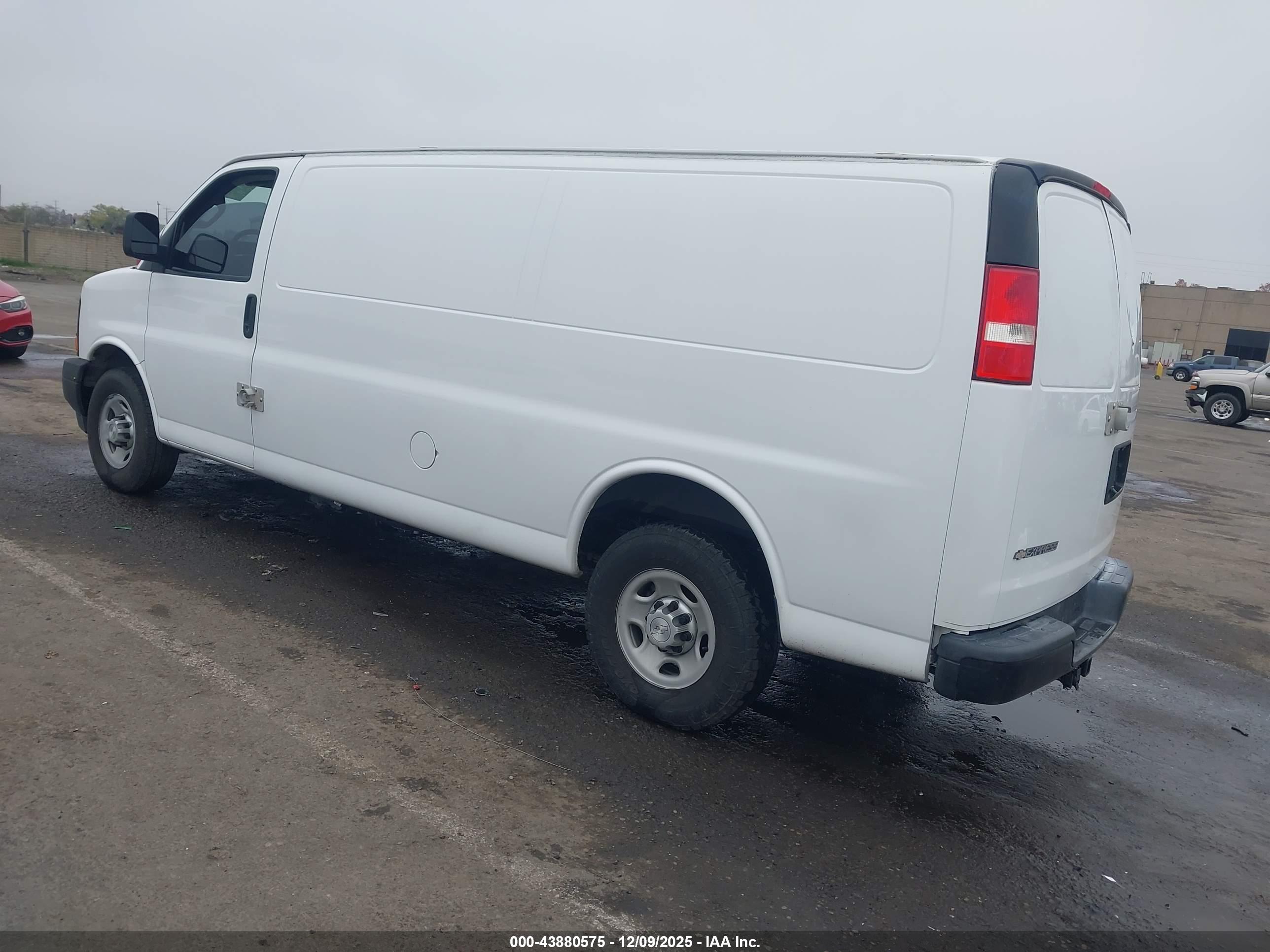 CHEVROLET EXPRESS image 3