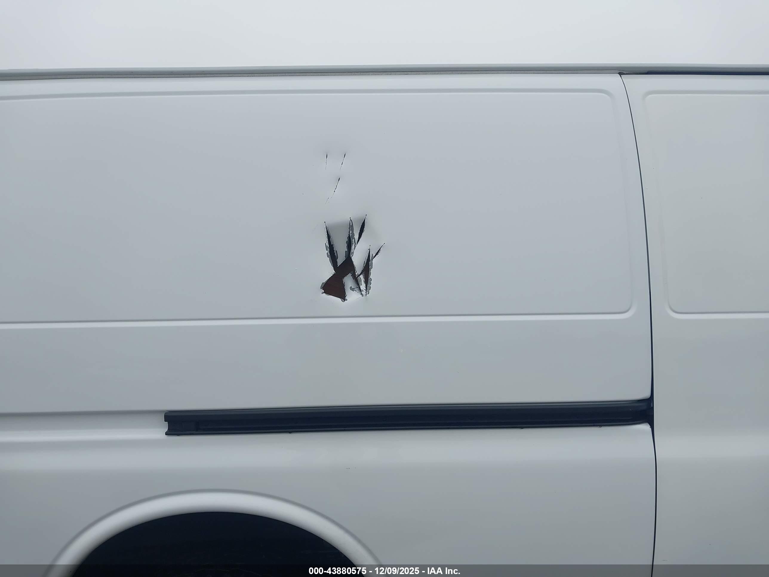 CHEVROLET EXPRESS image 6