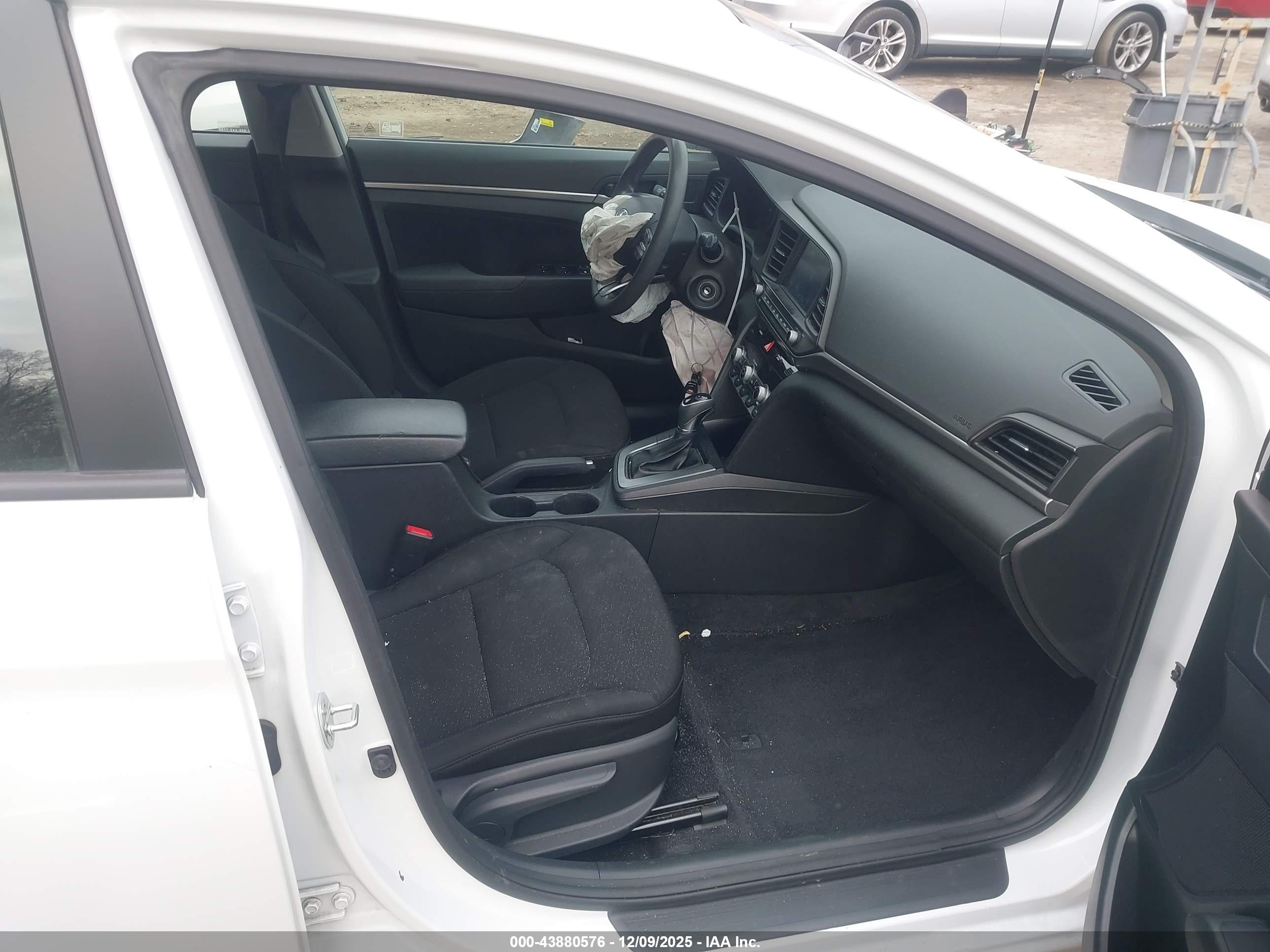 HYUNDAI ELANTRA image 5