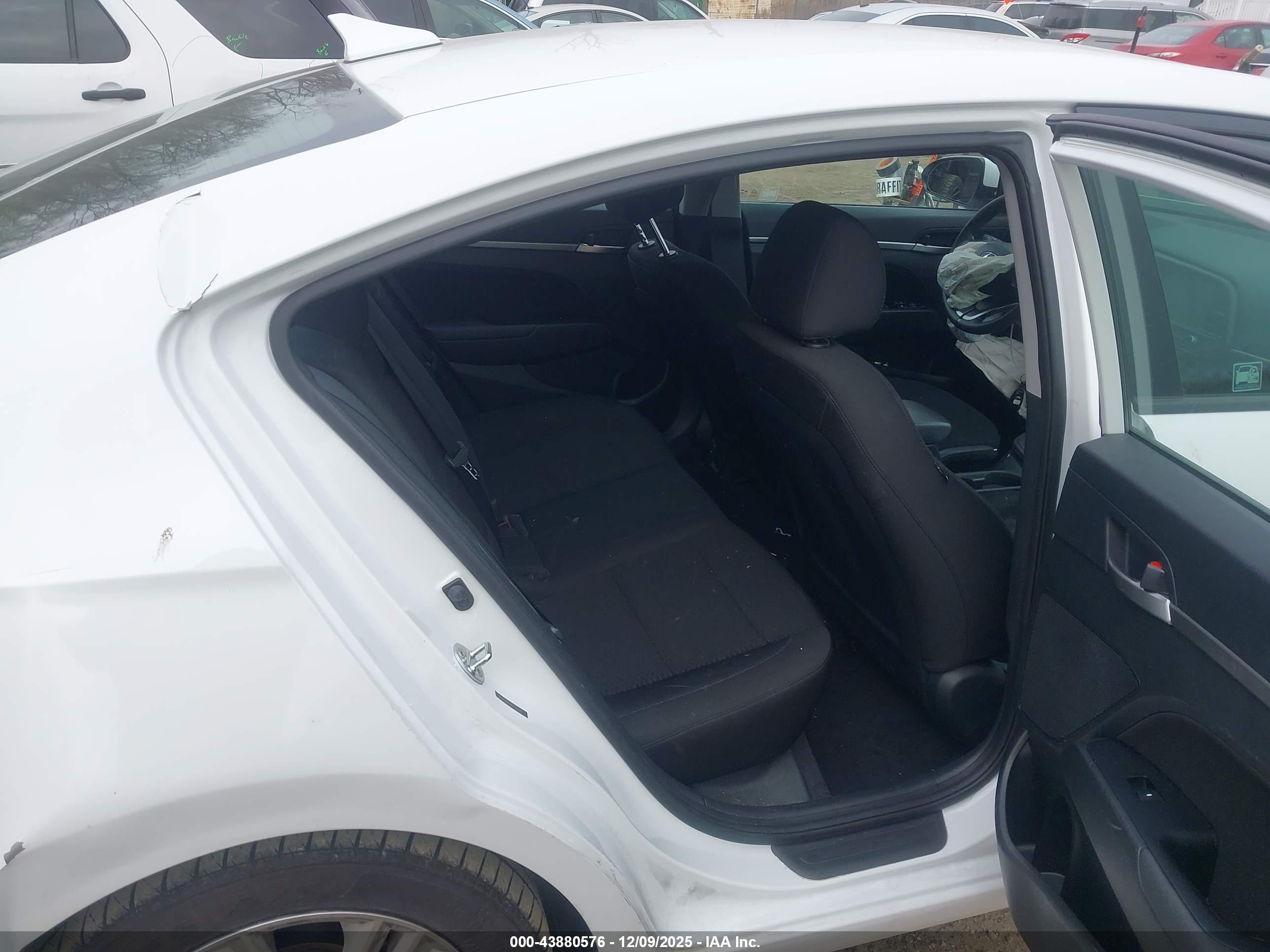 HYUNDAI ELANTRA image 8