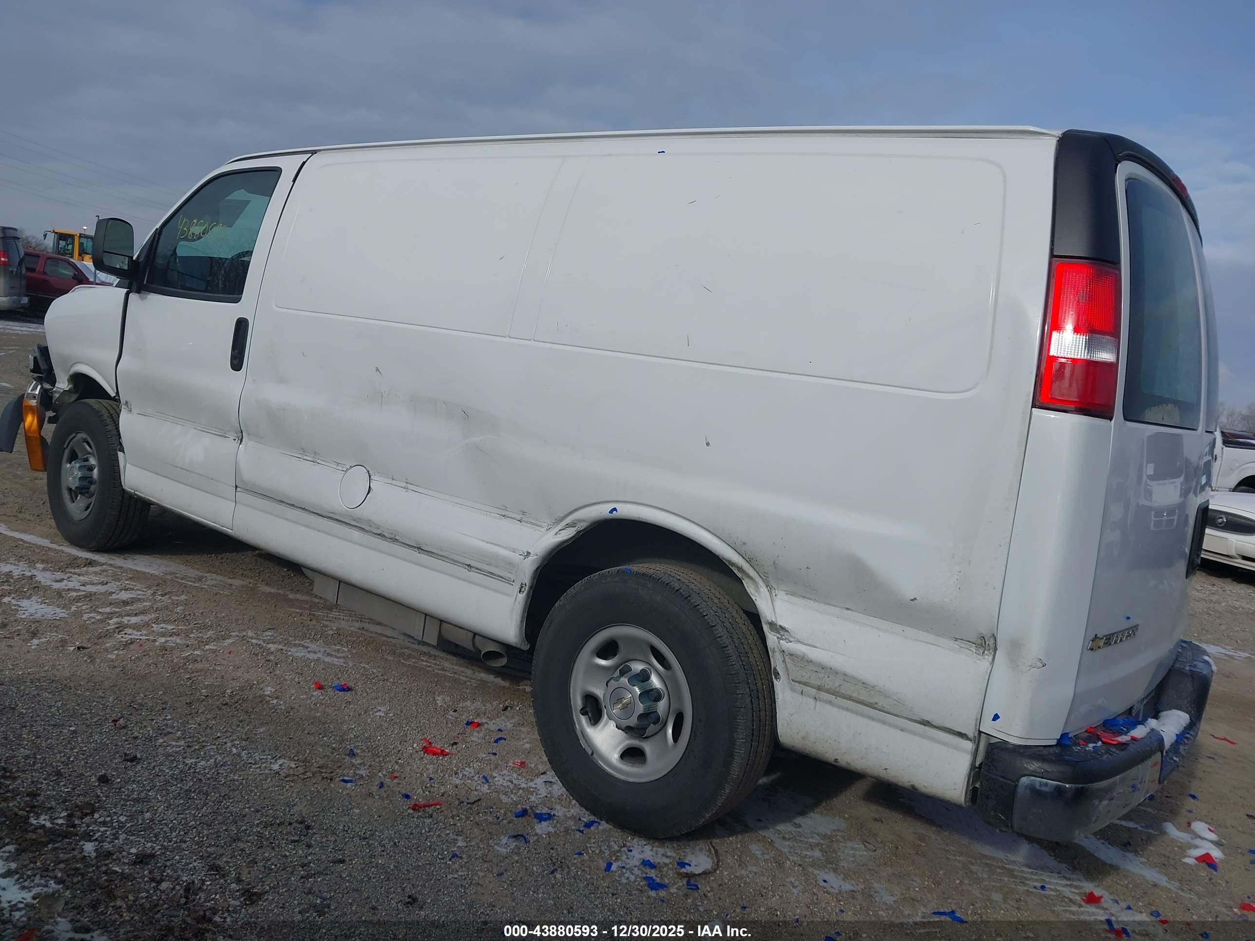 CHEVROLET EXPRESS image 3