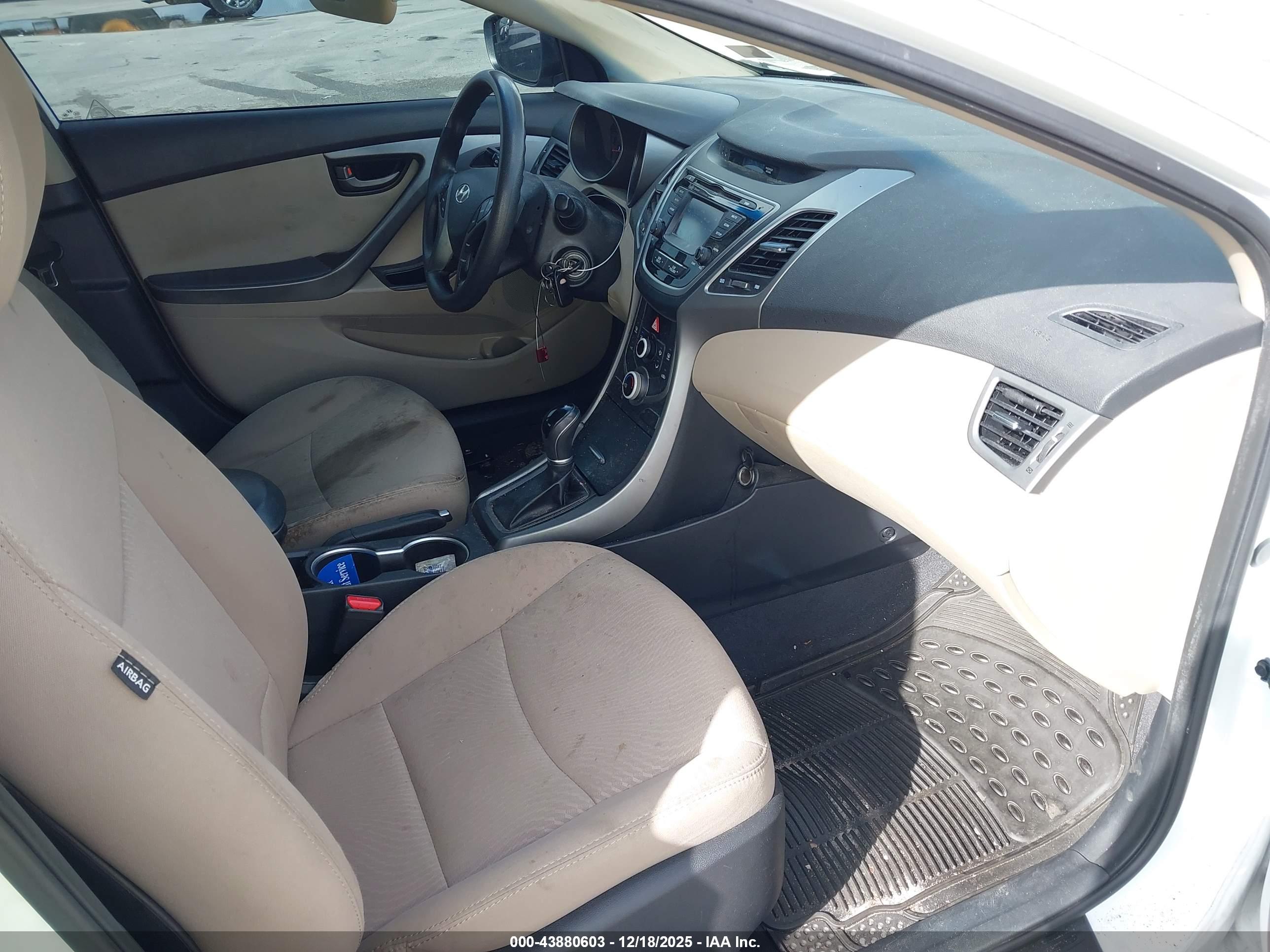 HYUNDAI ELANTRA image 5