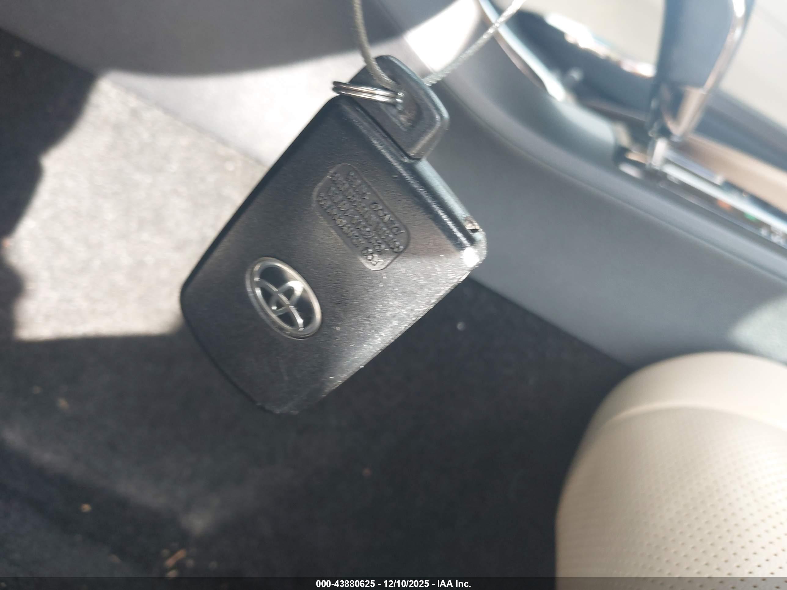 TOYOTA AVALON image 11