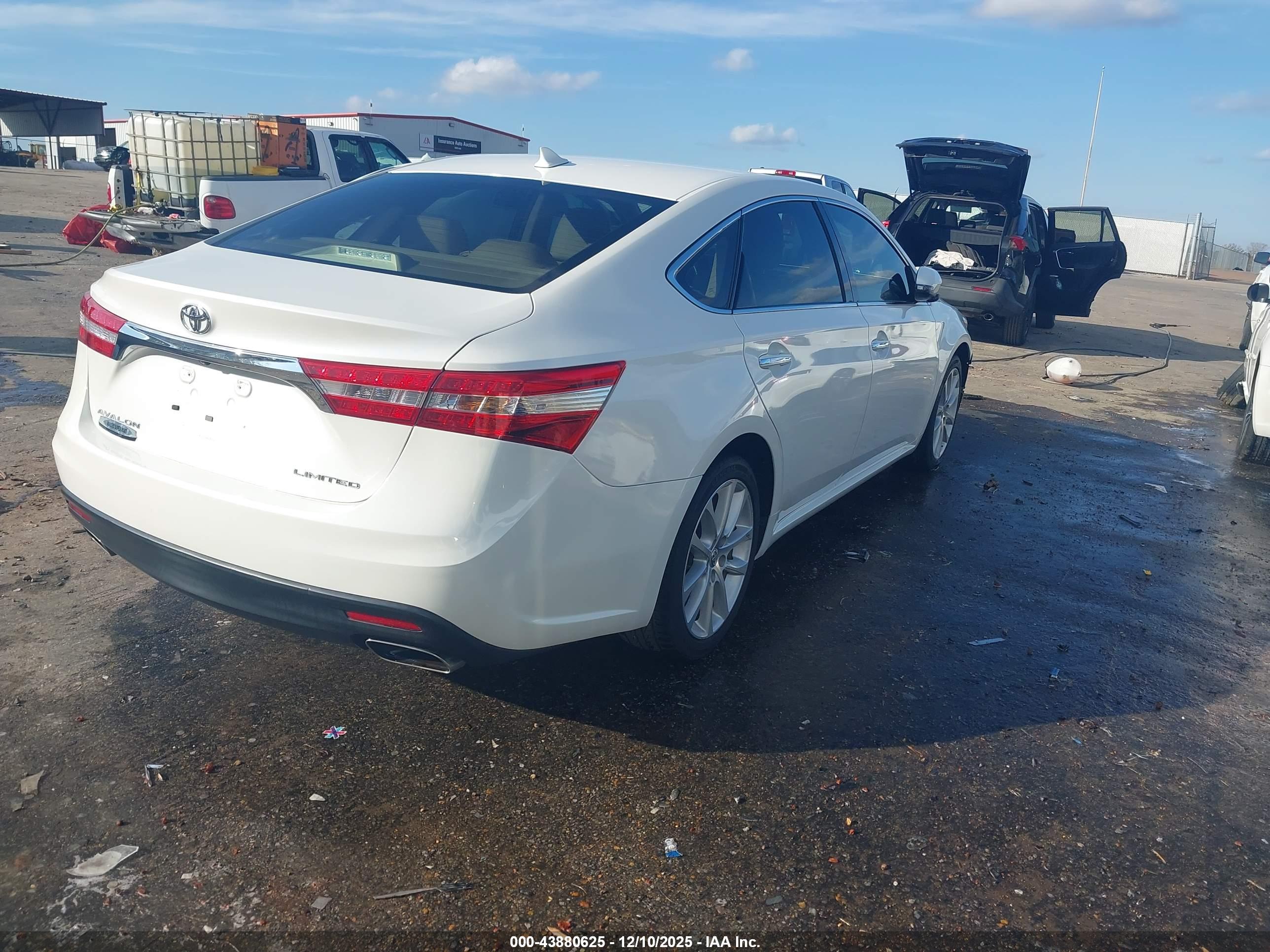 TOYOTA AVALON image 4