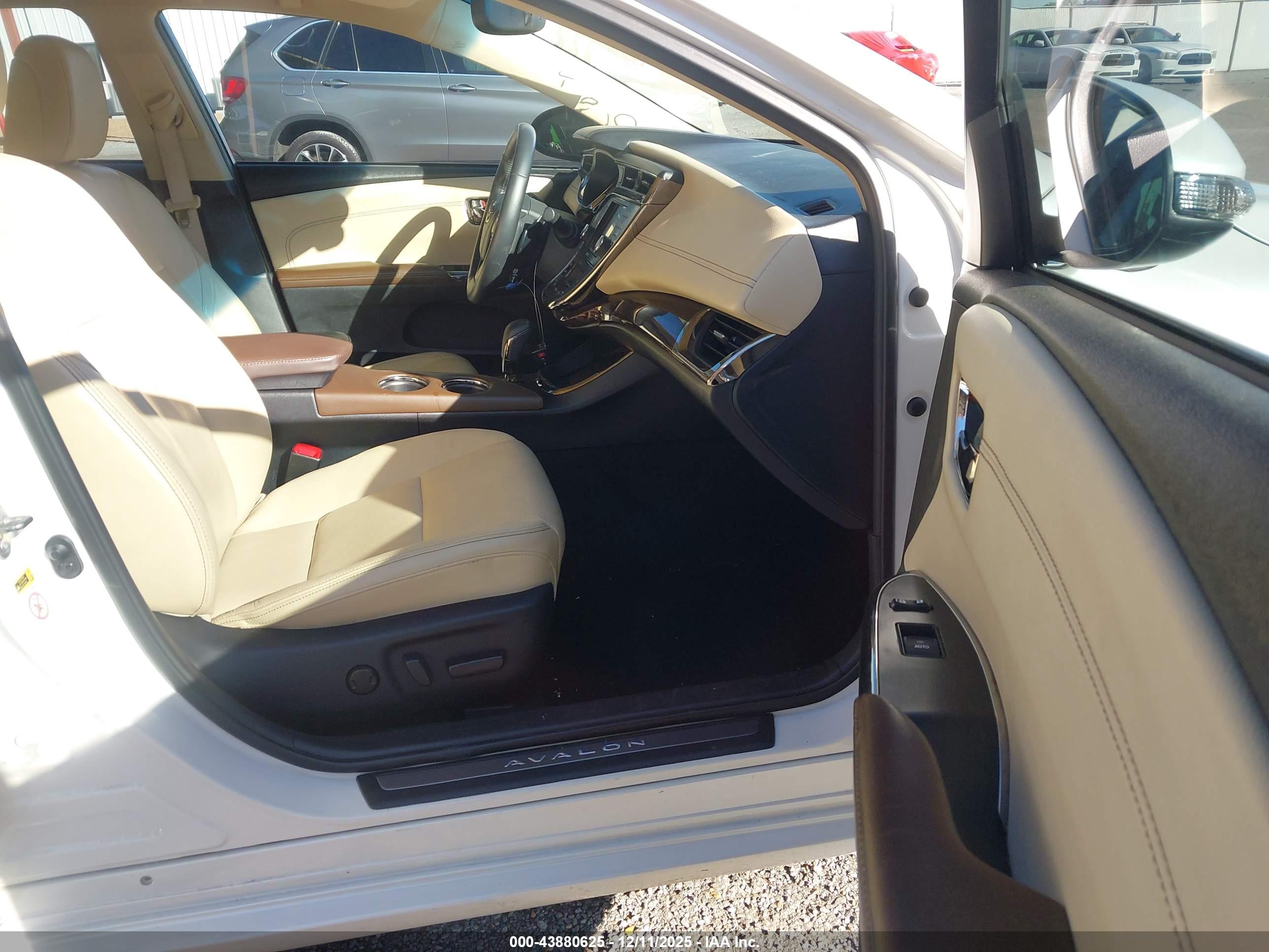 TOYOTA AVALON image 5
