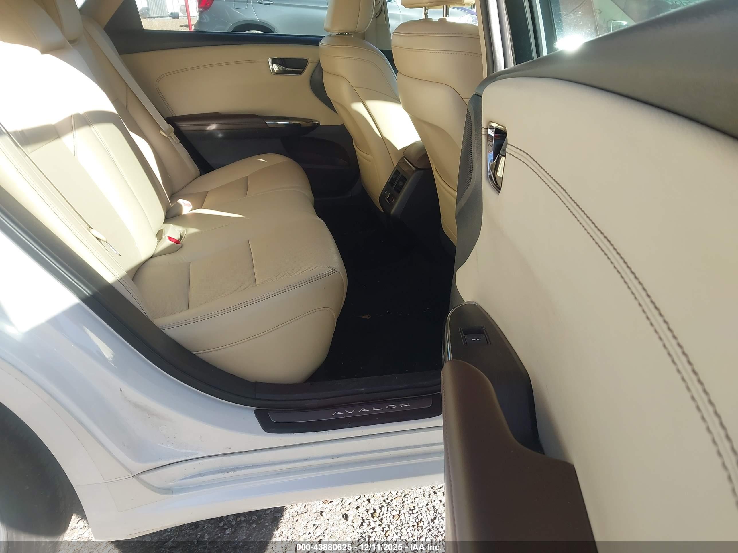 TOYOTA AVALON image 8