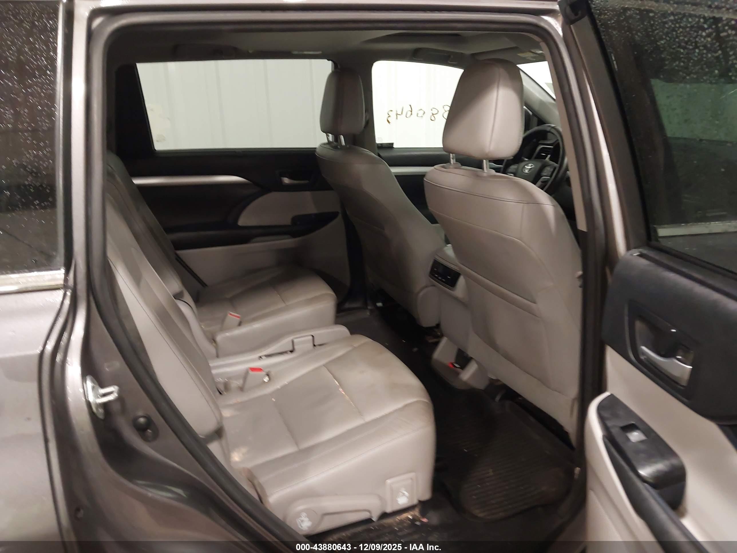 TOYOTA HIGHLANDER image 8