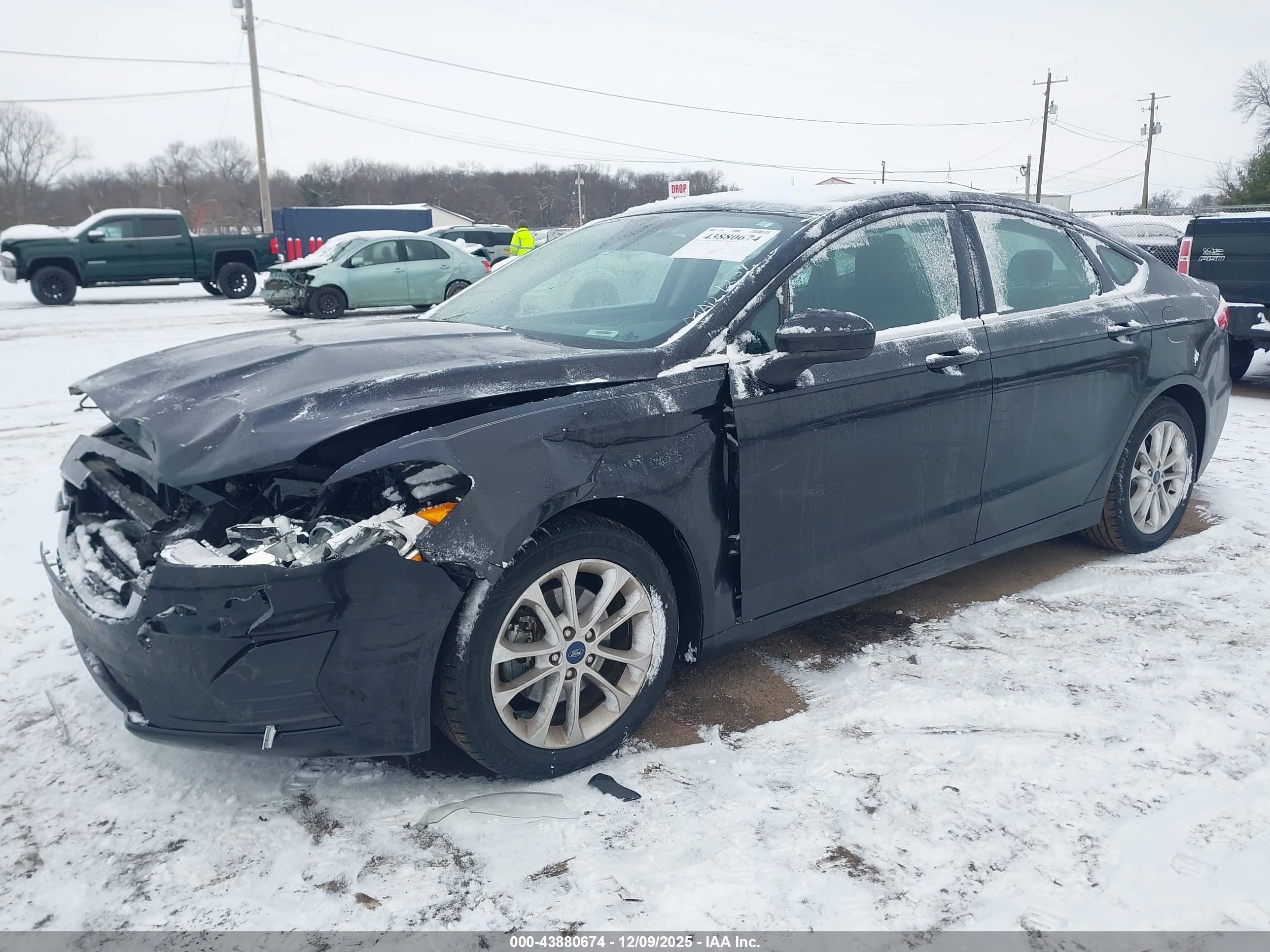 FORD FUSION image 2