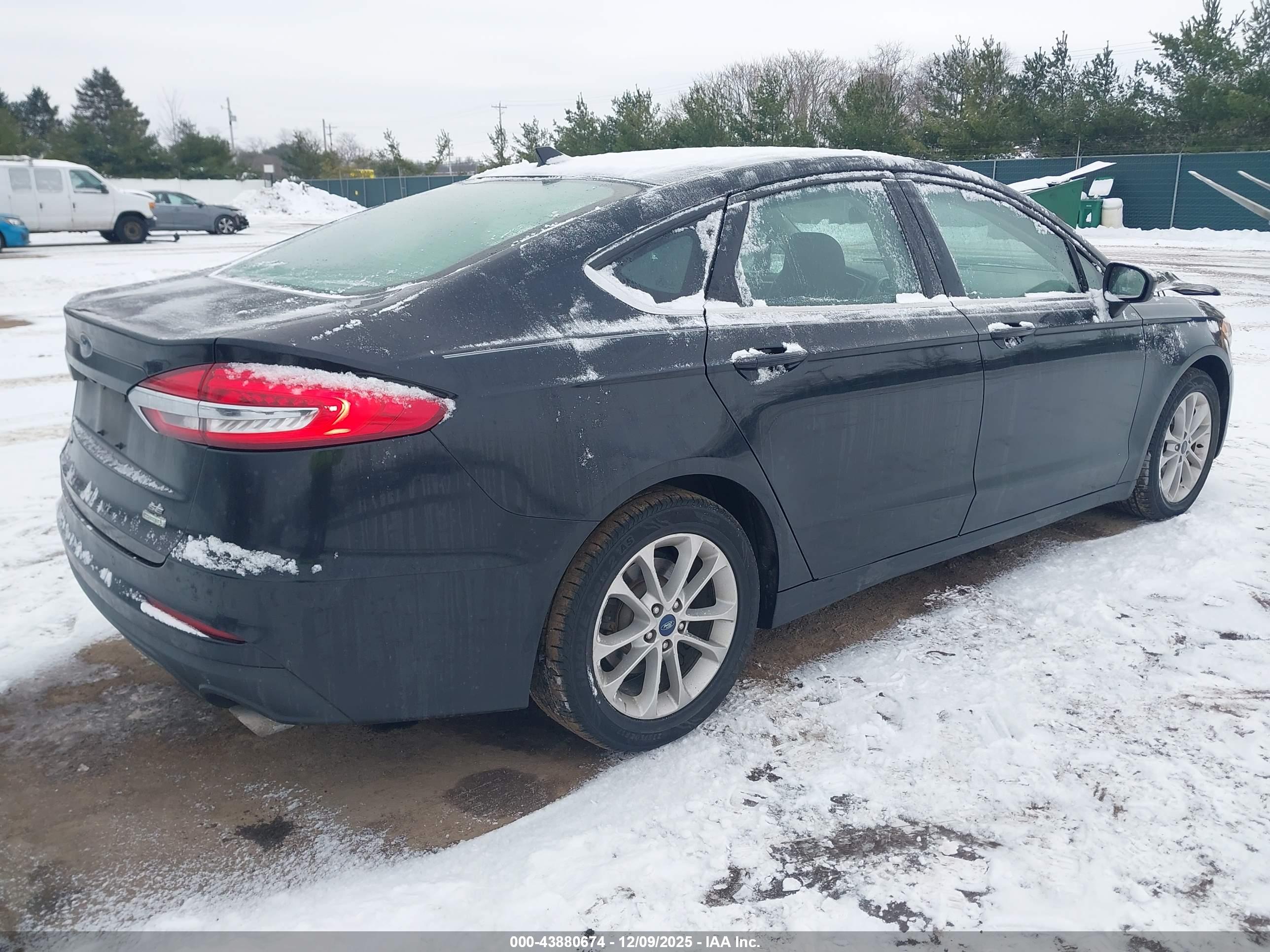 FORD FUSION image 4
