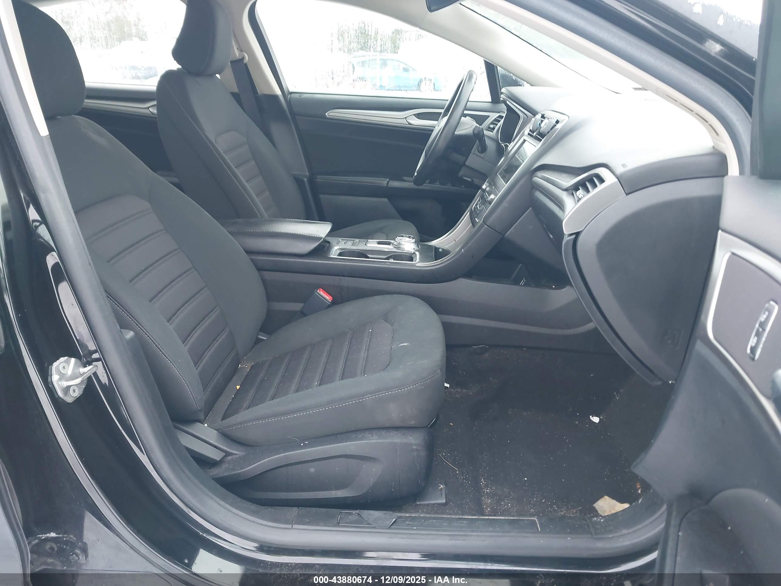 FORD FUSION image 5