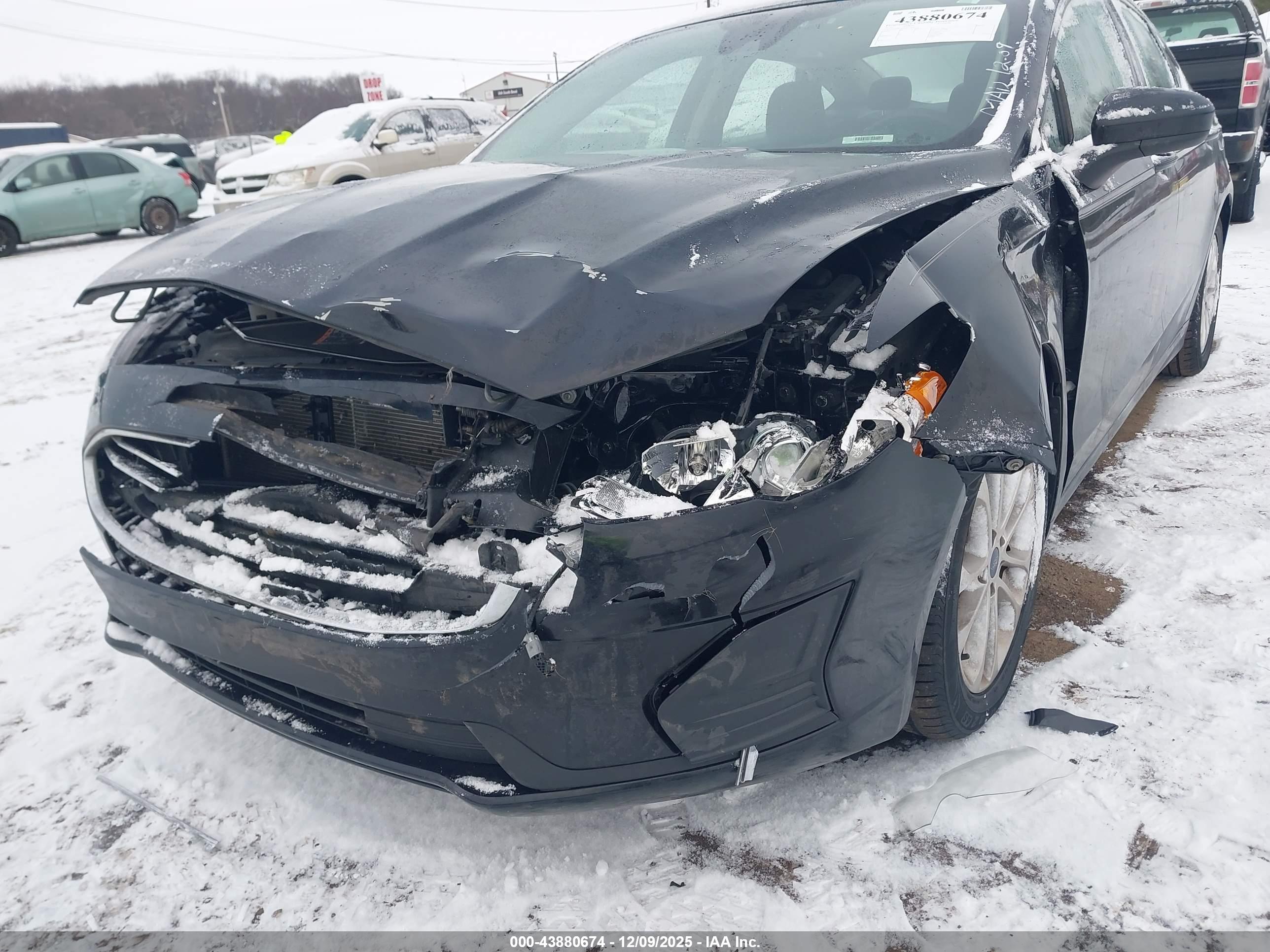 FORD FUSION image 6