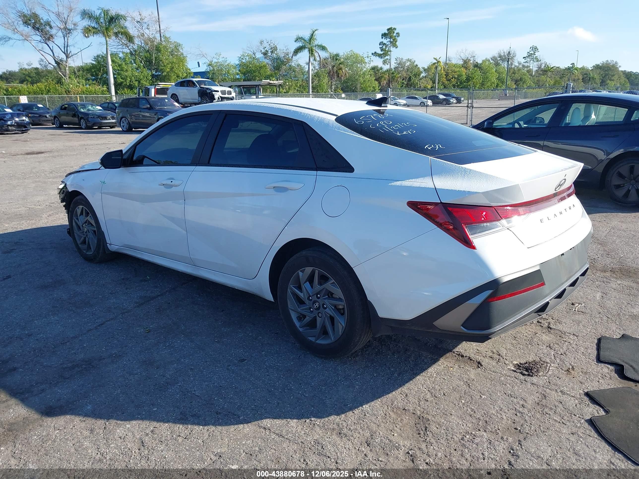 HYUNDAI ELANTRA image 3