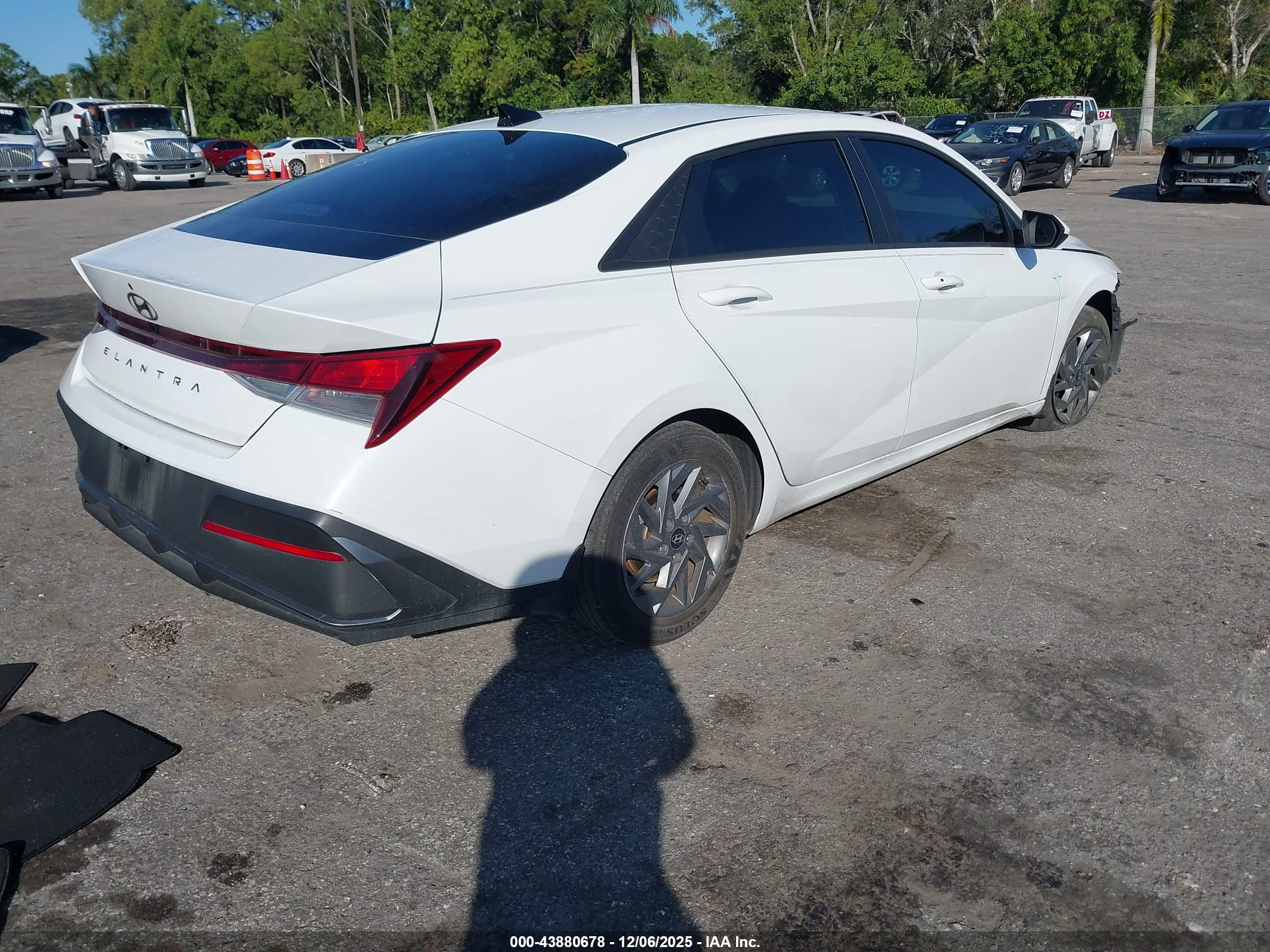 HYUNDAI ELANTRA image 4