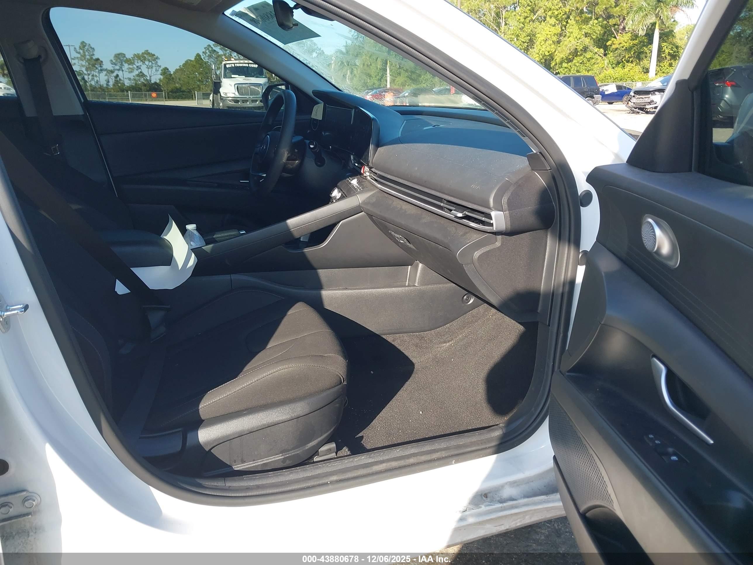 HYUNDAI ELANTRA image 5
