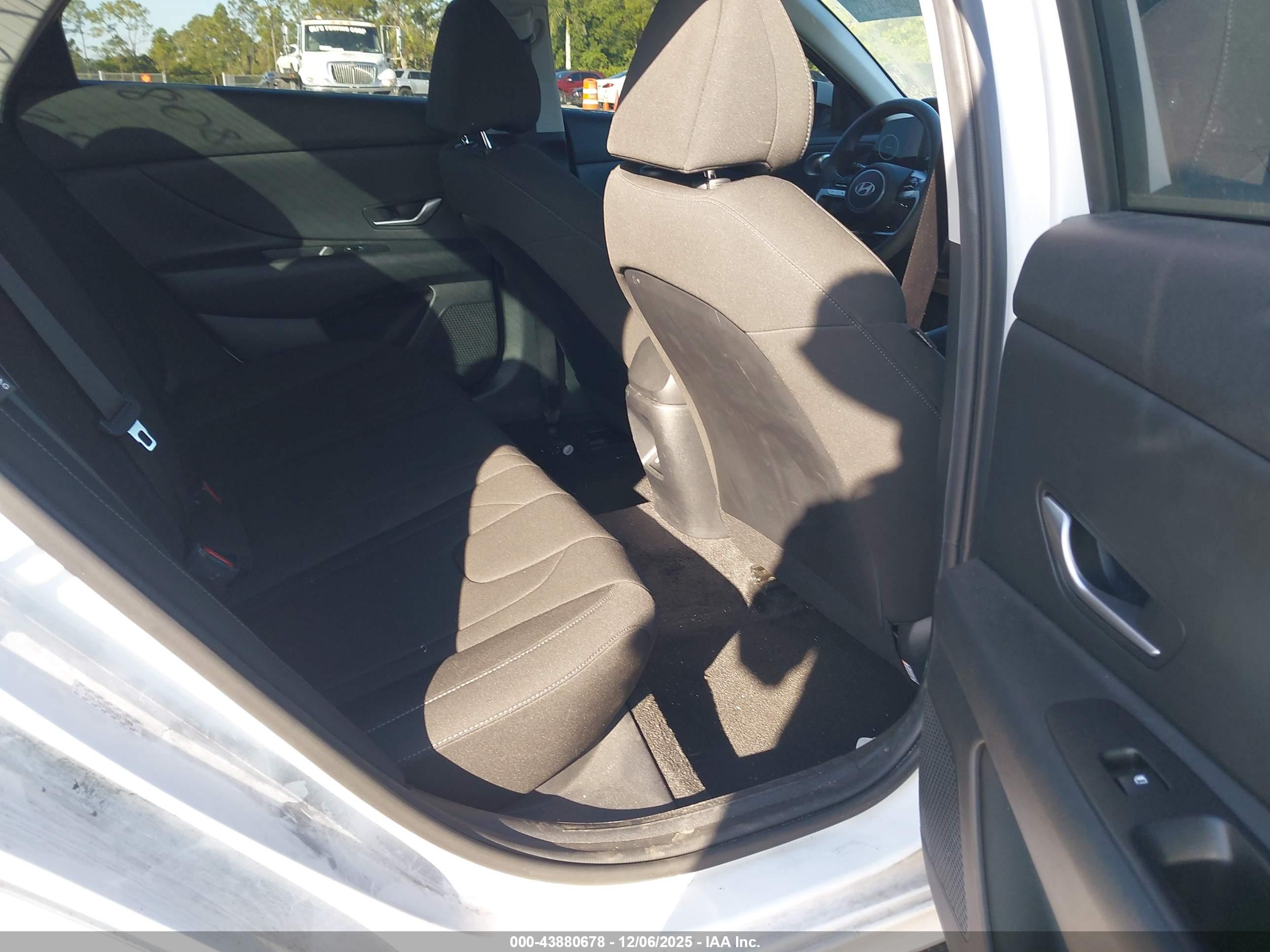 HYUNDAI ELANTRA image 8