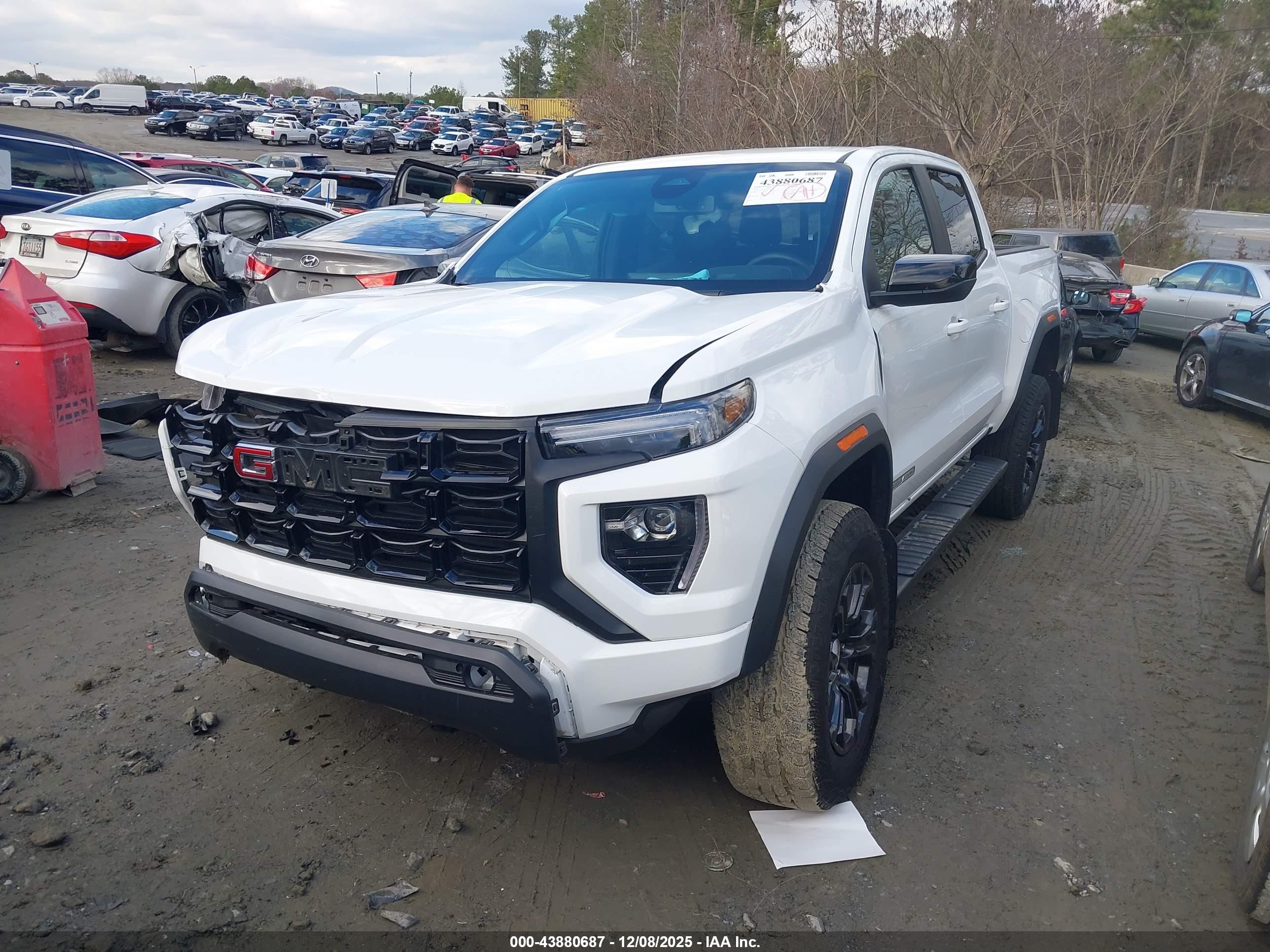 GMC CANYON image 2