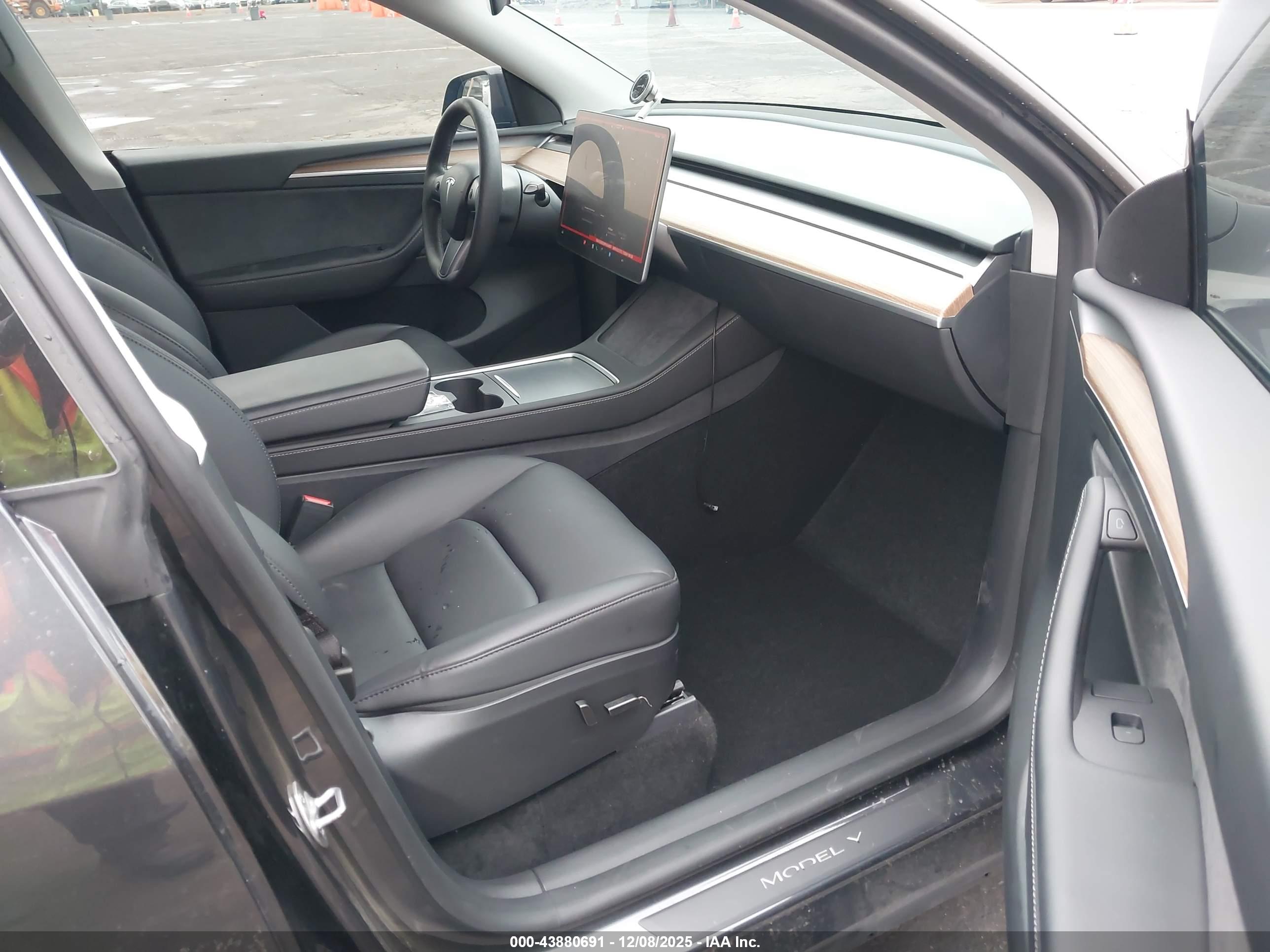 TESLA MODEL image 5