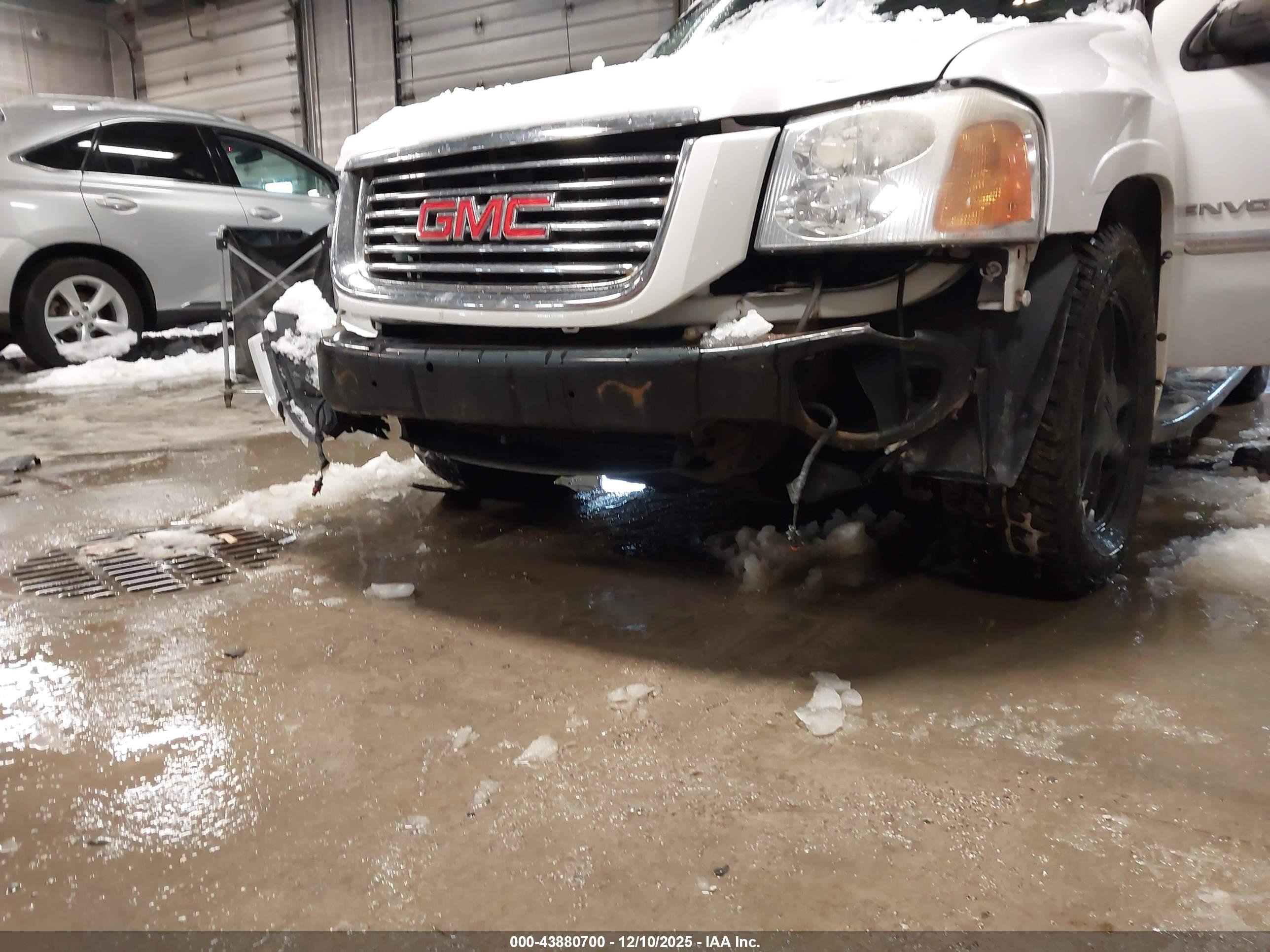 GMC ENVOY image 6