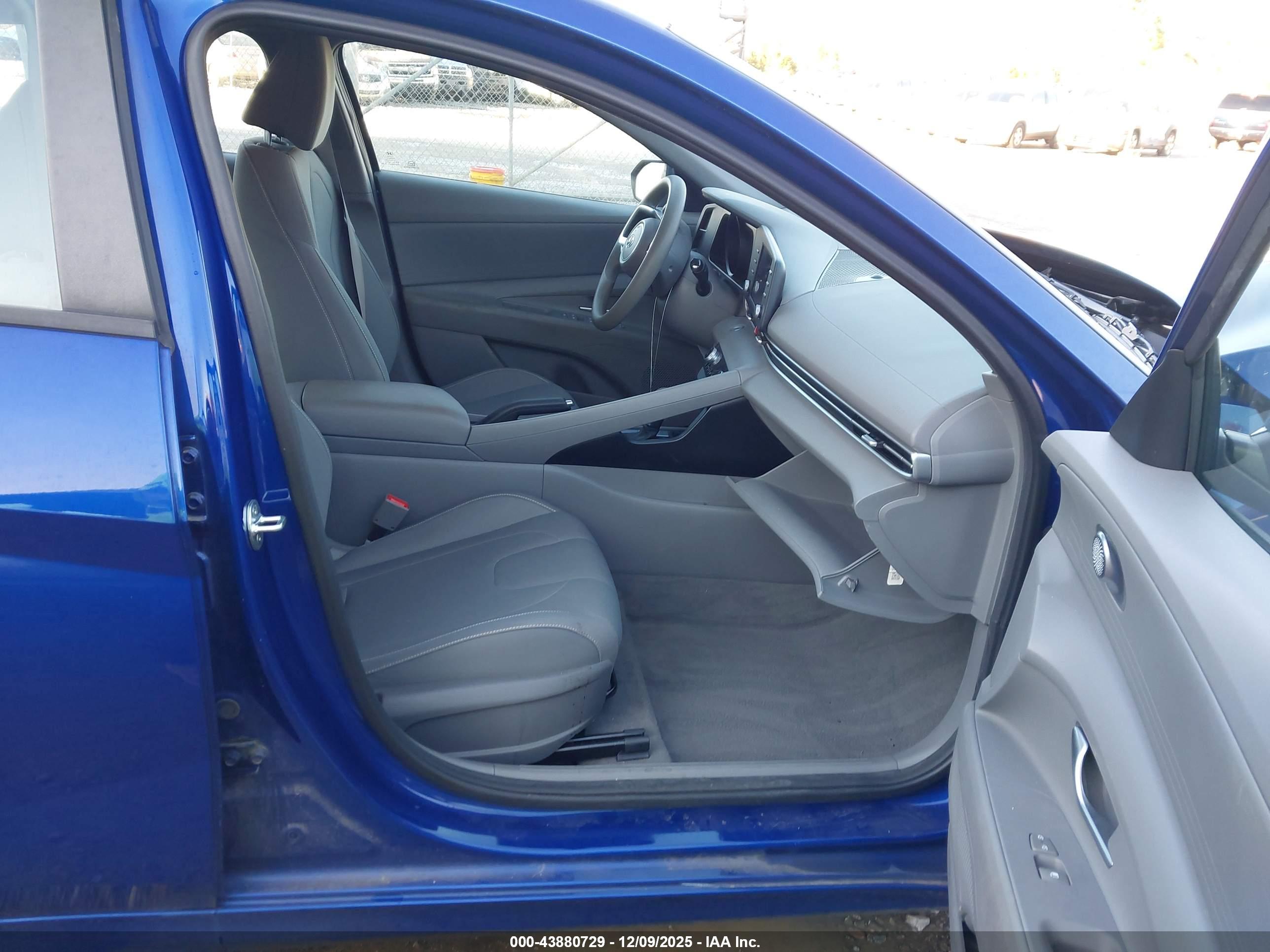 HYUNDAI ELANTRA image 5