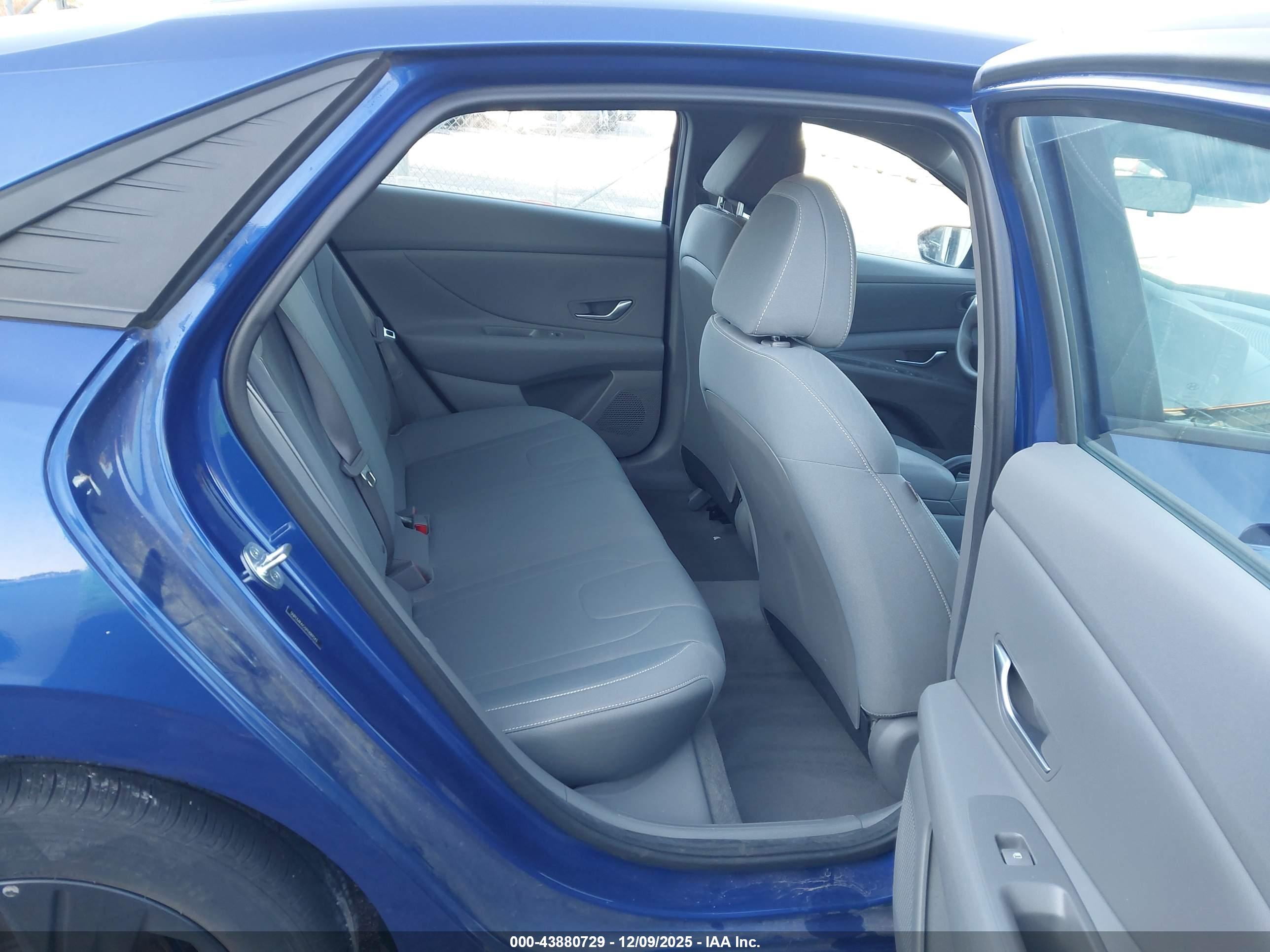 HYUNDAI ELANTRA image 8
