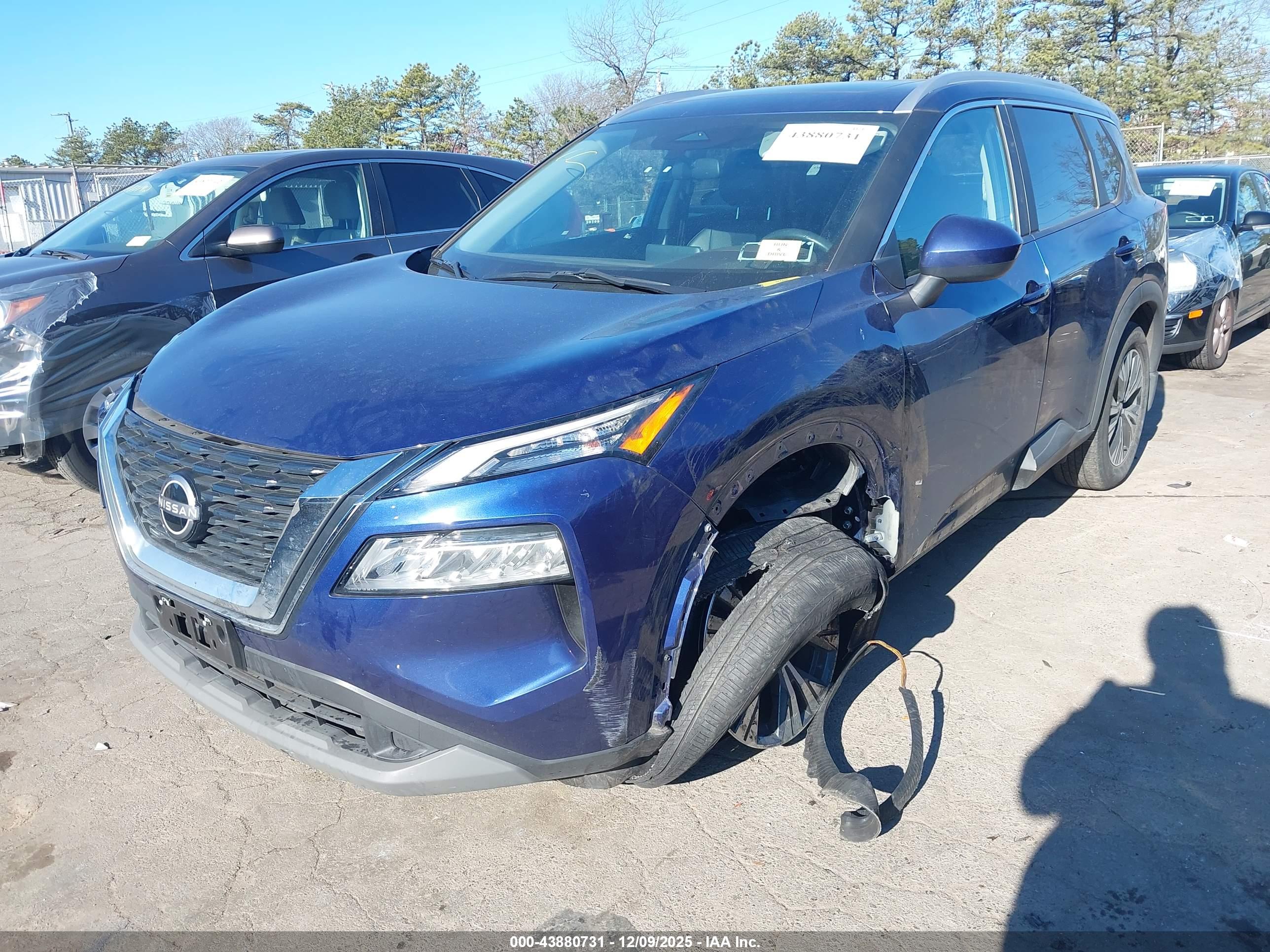 NISSAN ROGUE image 2