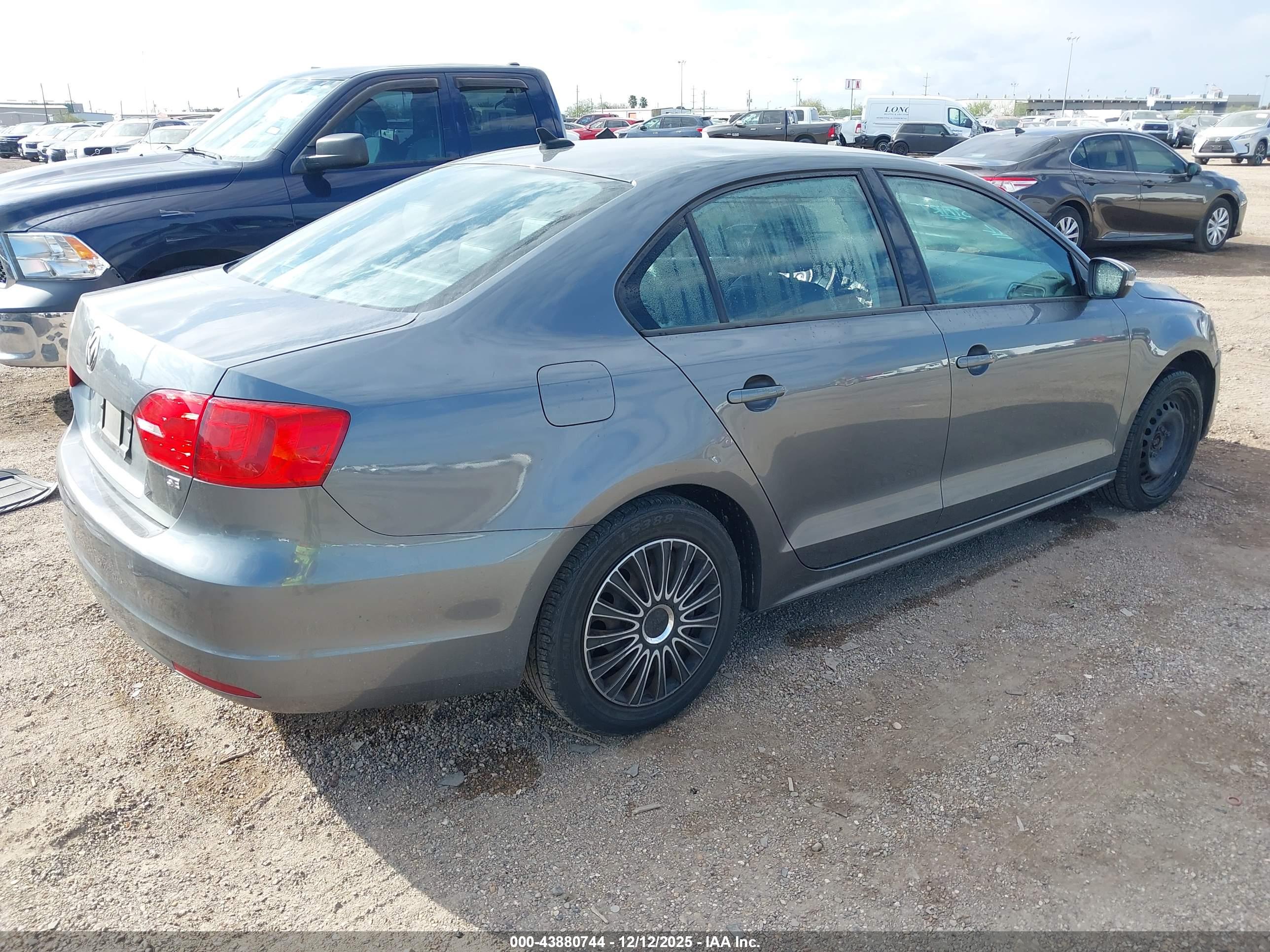 VOLKSWAGEN JETTA image 4