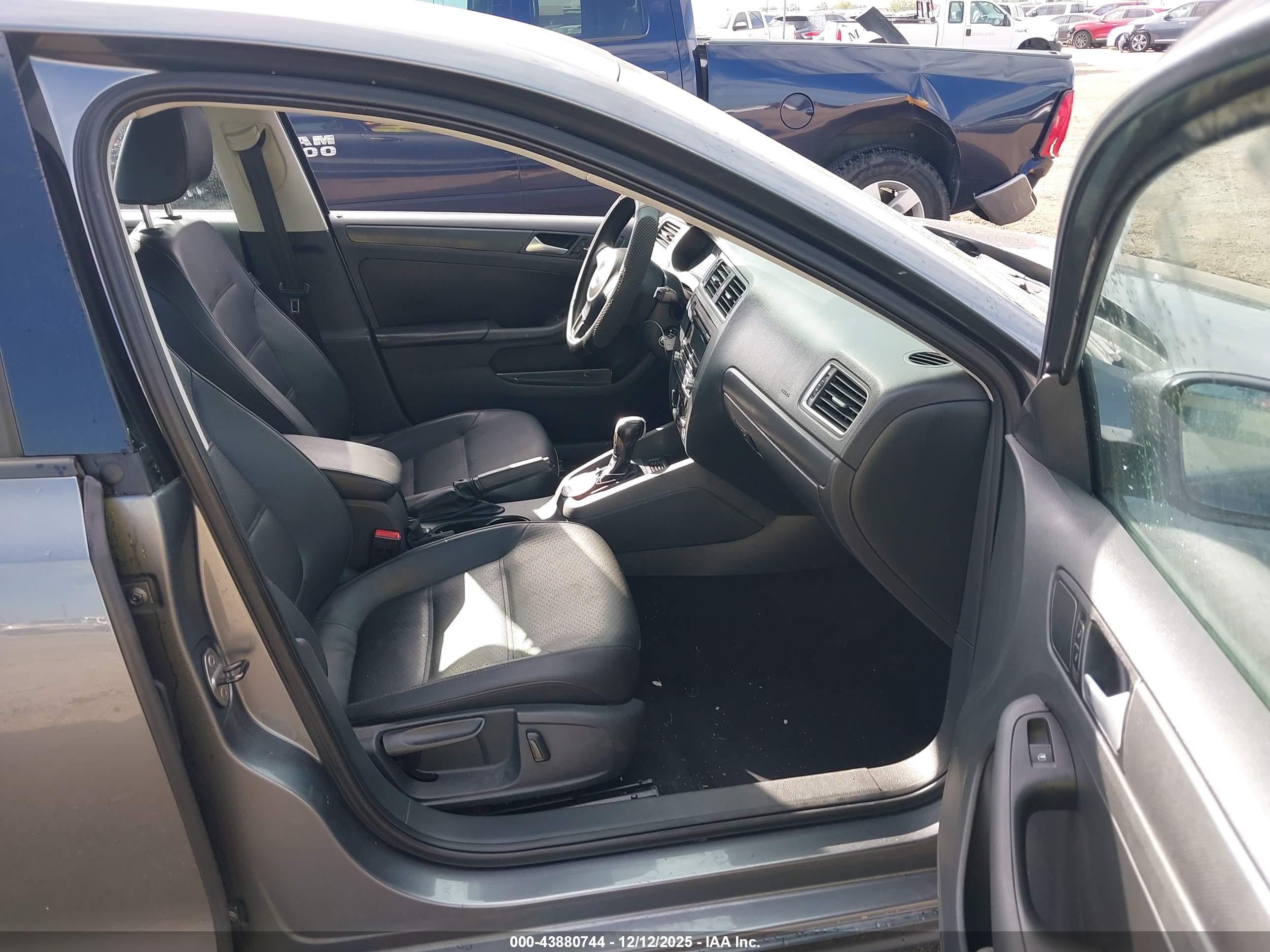 VOLKSWAGEN JETTA image 5