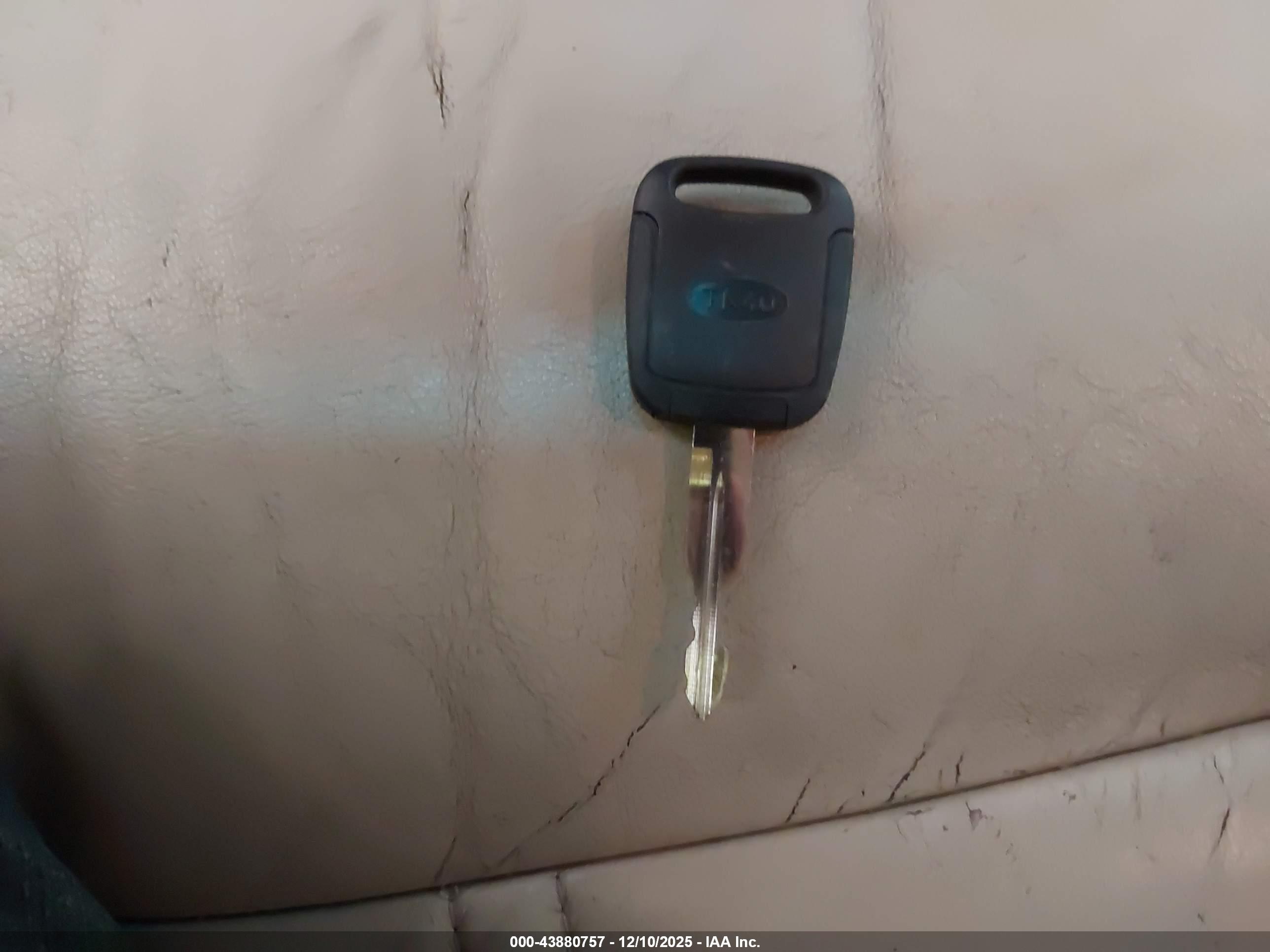 LINCOLN TOWN image 11