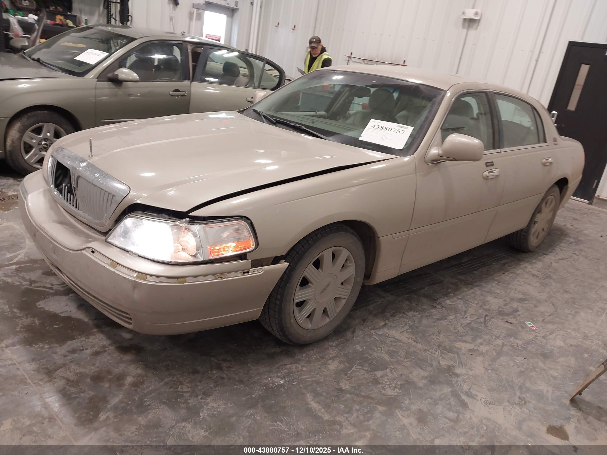 LINCOLN TOWN image 2