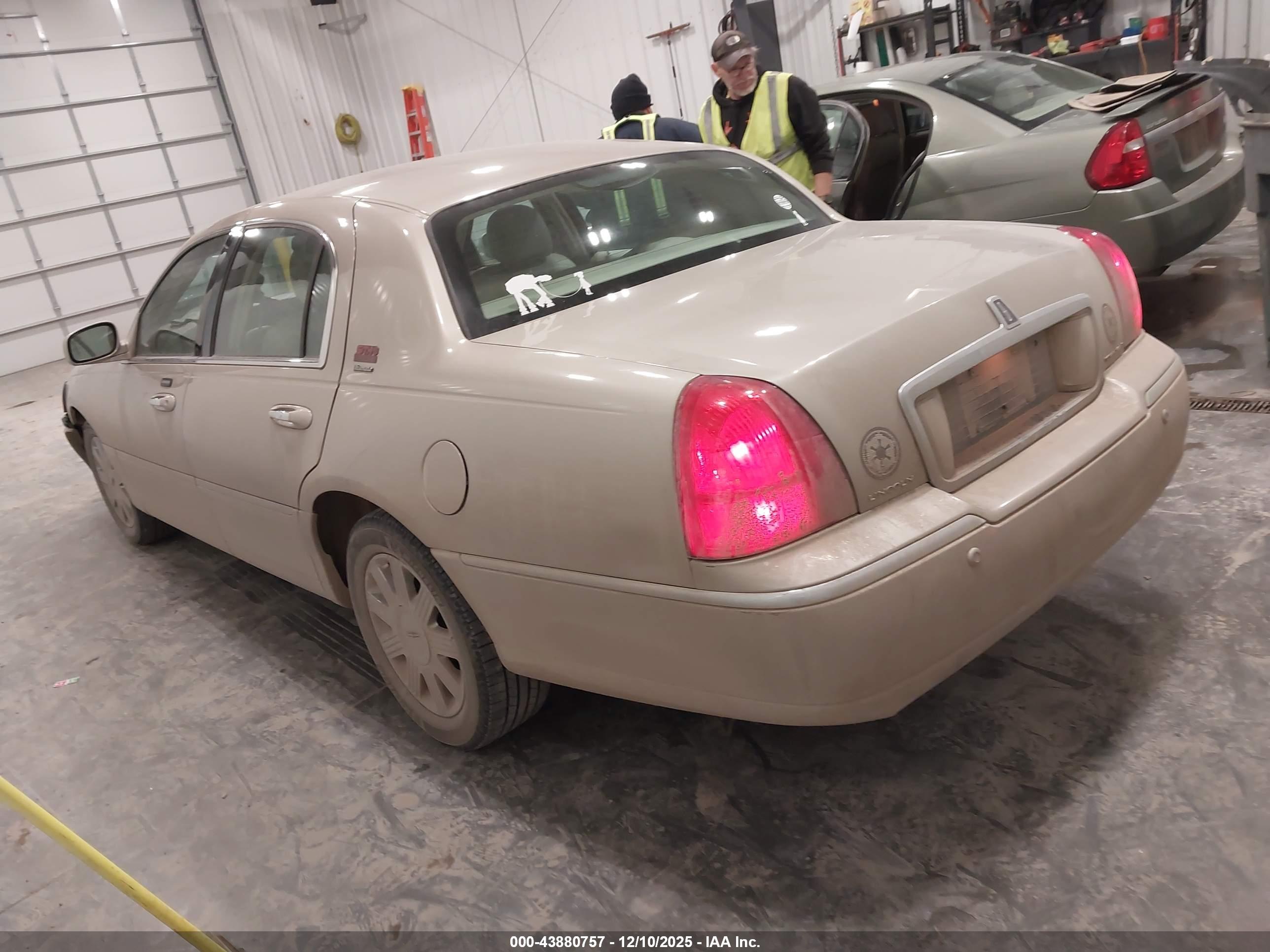 LINCOLN TOWN image 3
