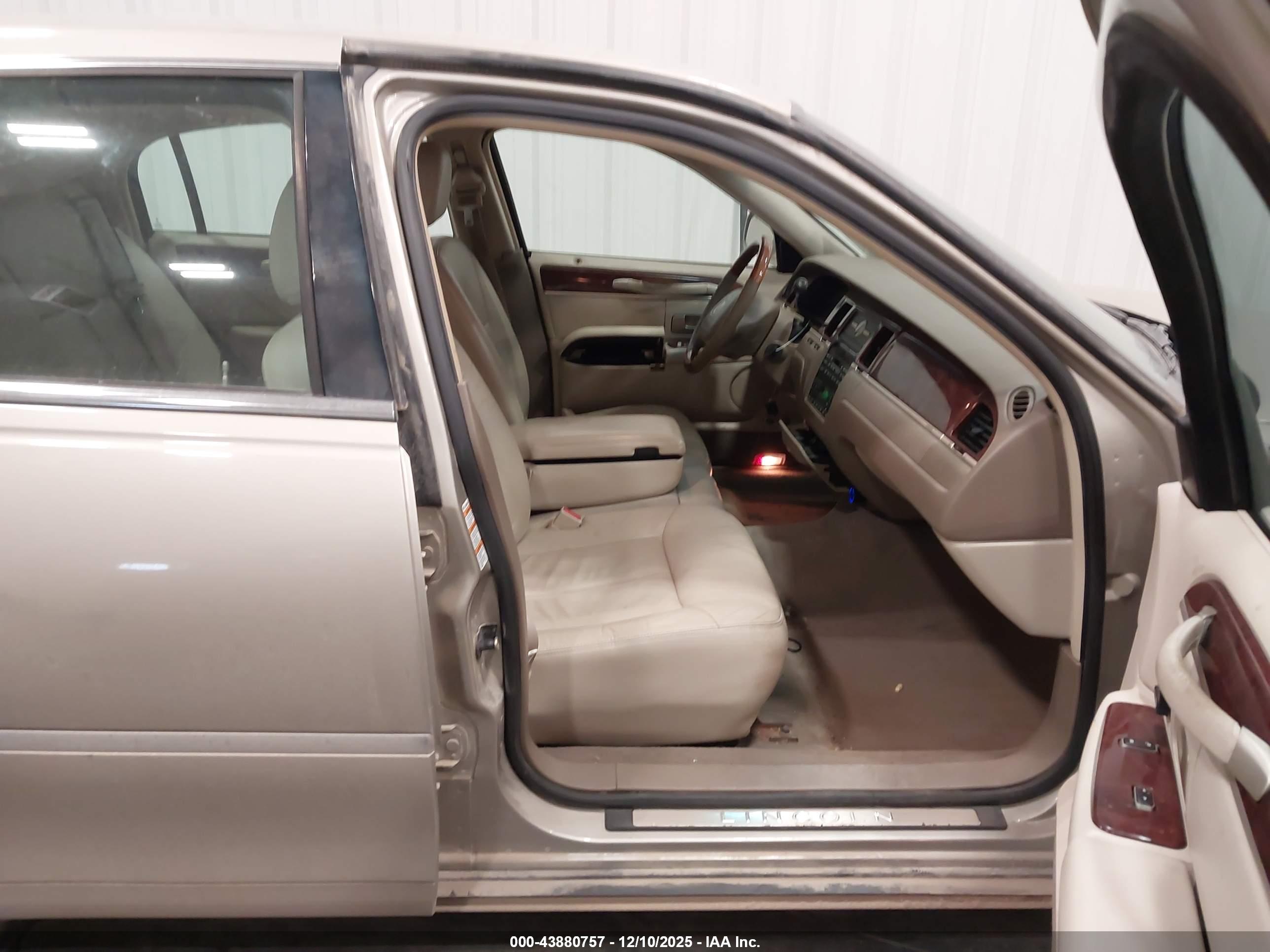 LINCOLN TOWN image 5