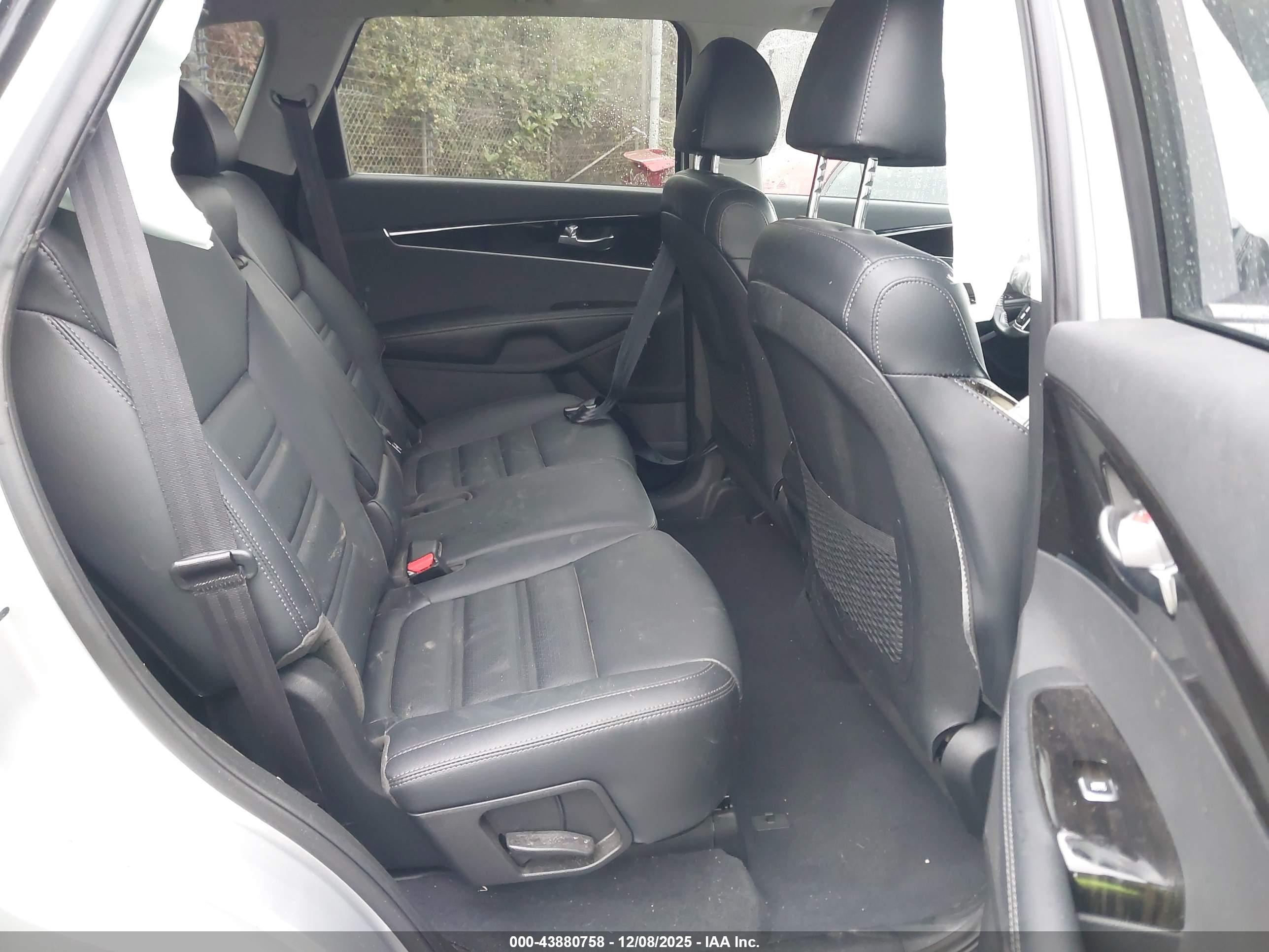 KIA SORENTO image 8