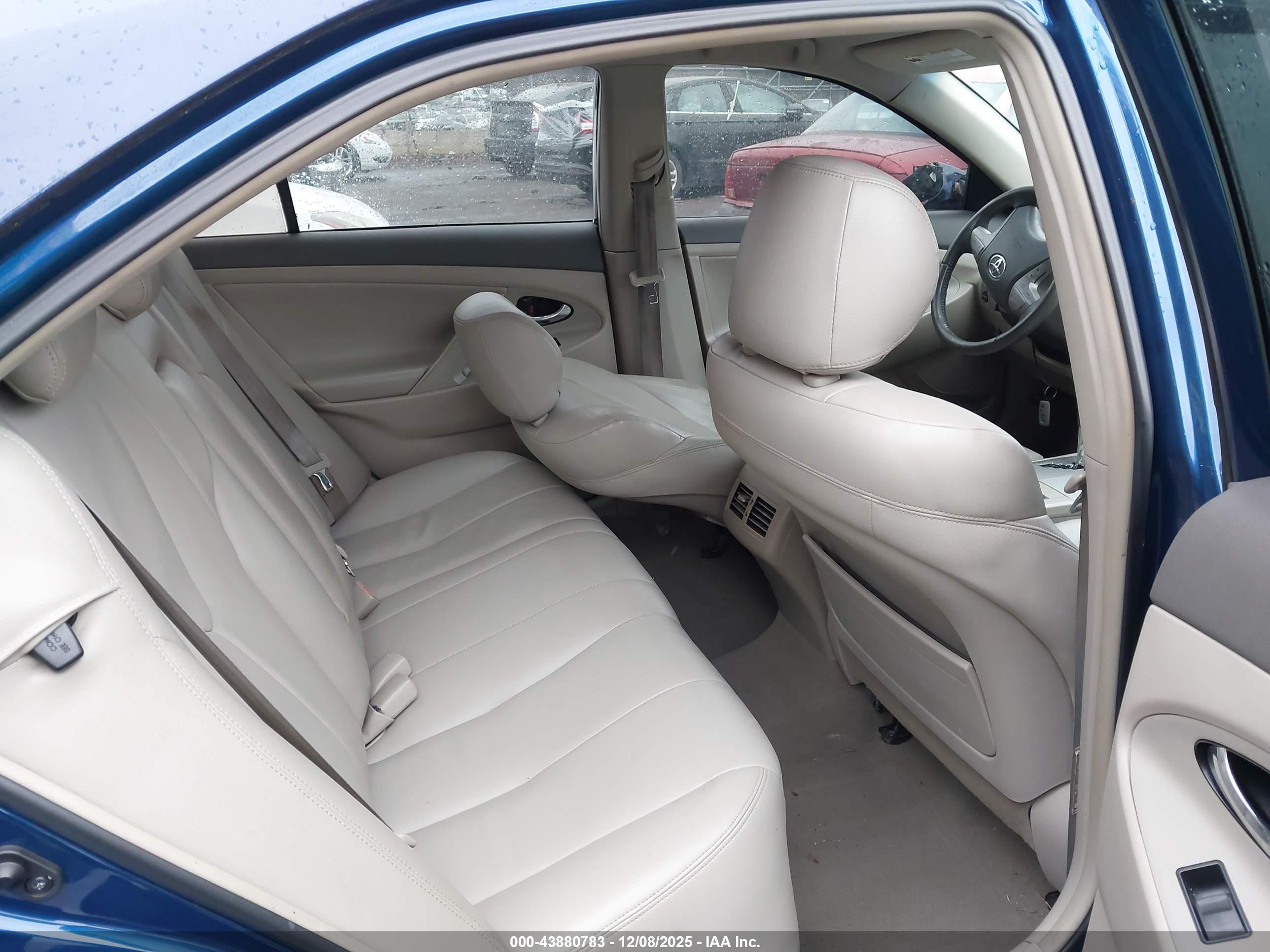 TOYOTA CAMRY image 8