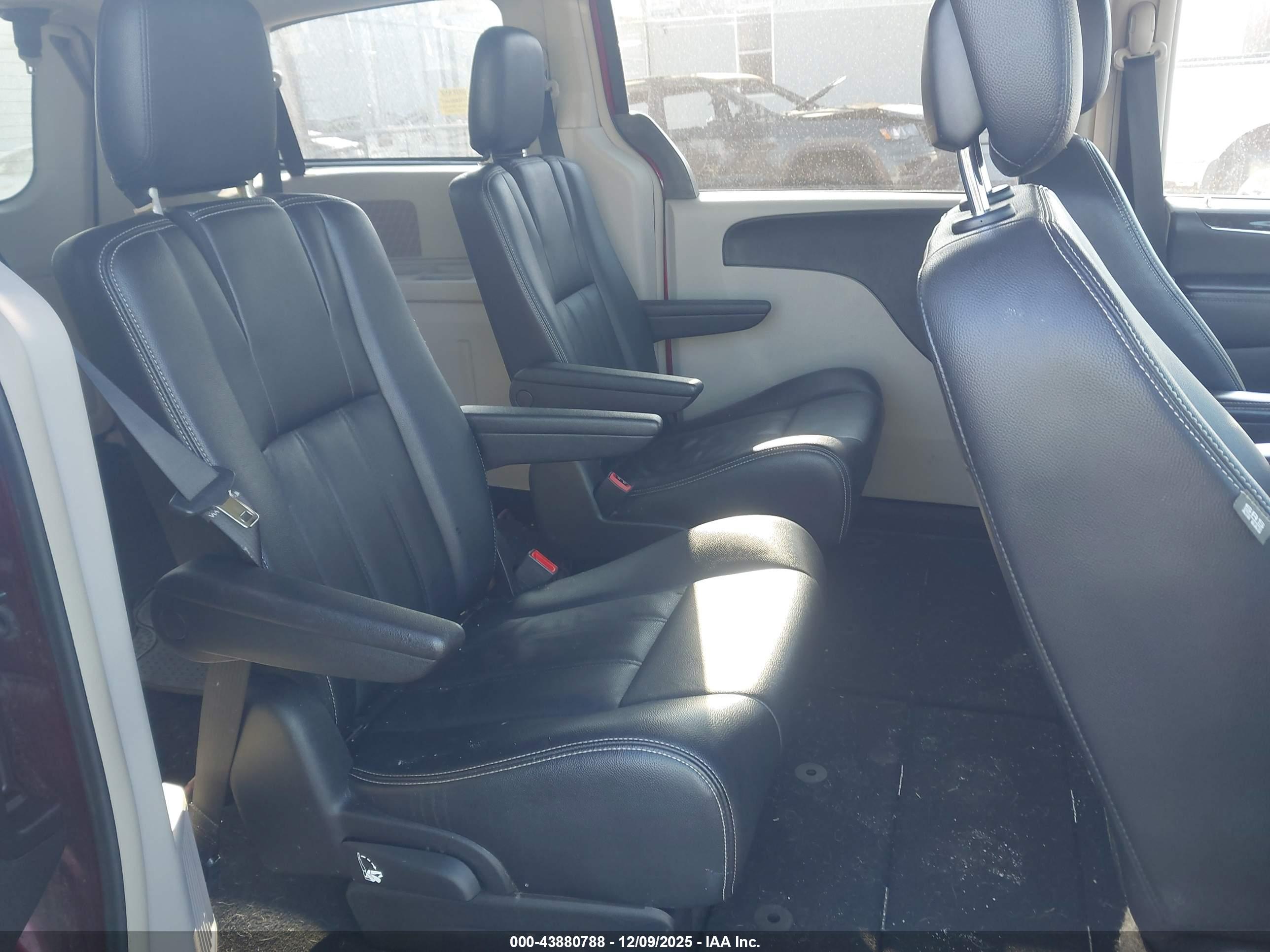 CHRYSLER TOWN image 8