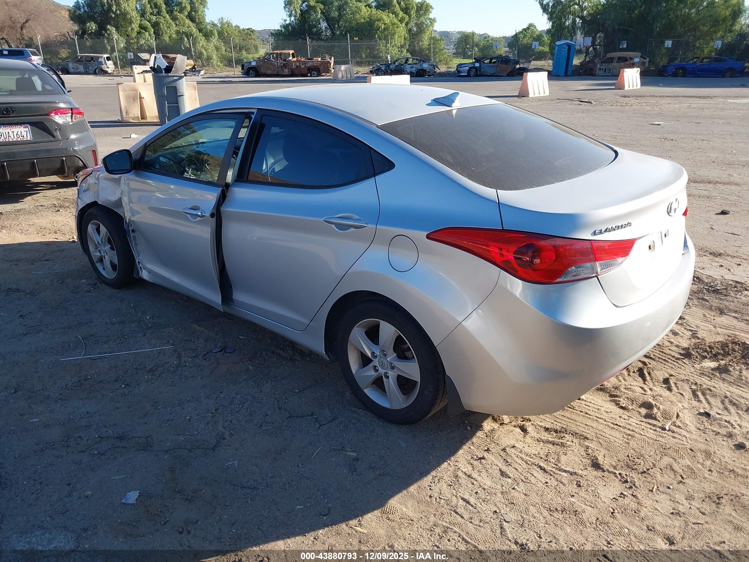 HYUNDAI ELANTRA image 3