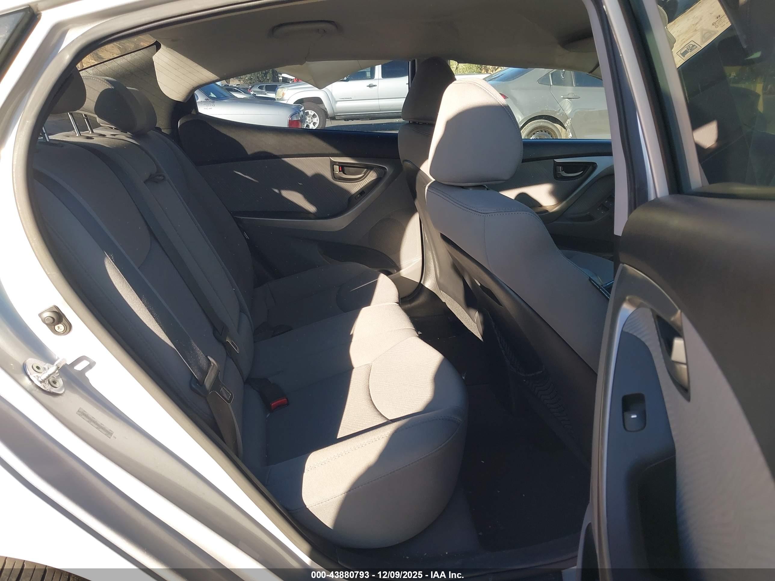 HYUNDAI ELANTRA image 8